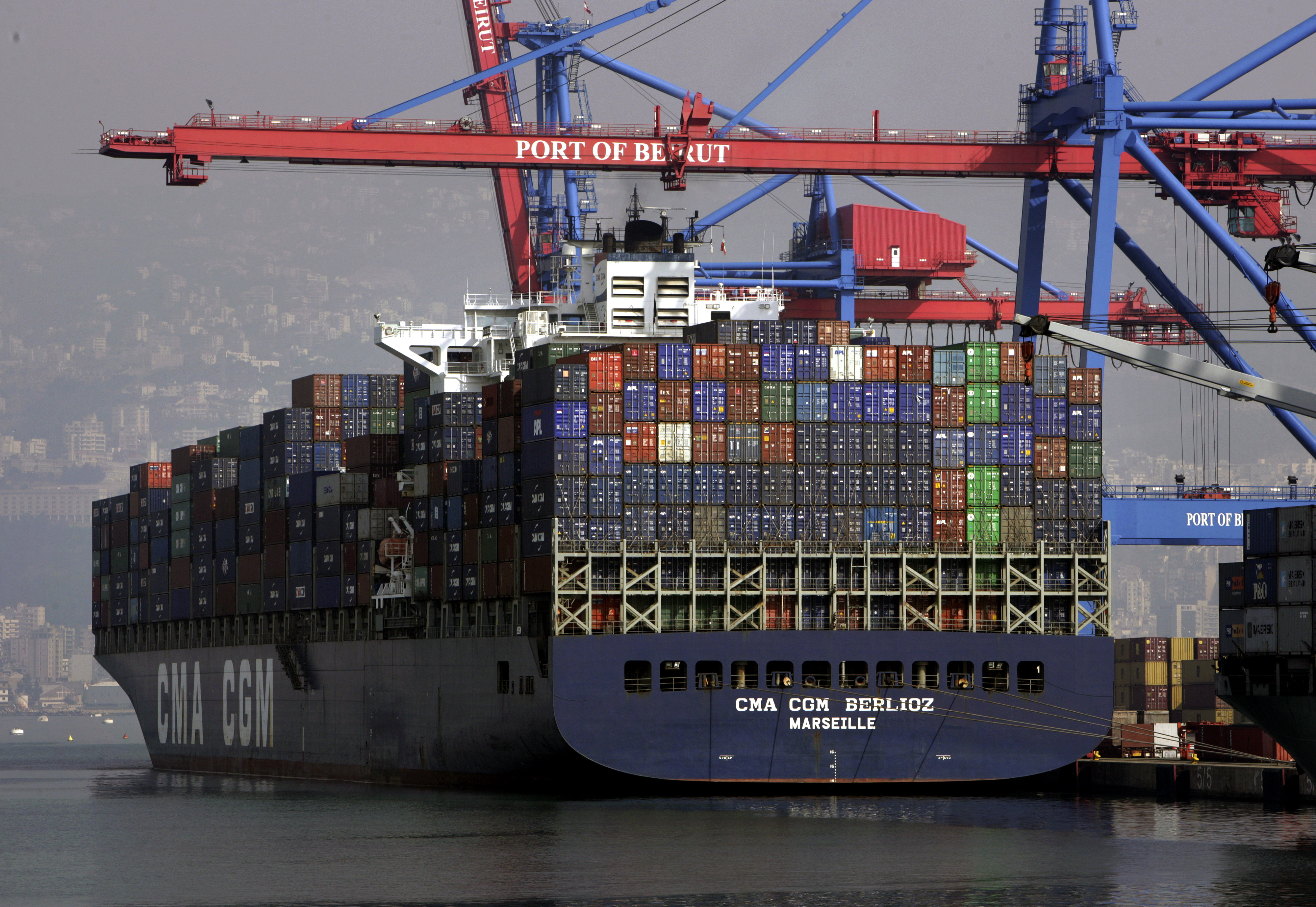 Kran und Schiff im Containerhafen von Beirut, die Aufnahme entstand vor der Explosionskatastrophe am 4. August 2020