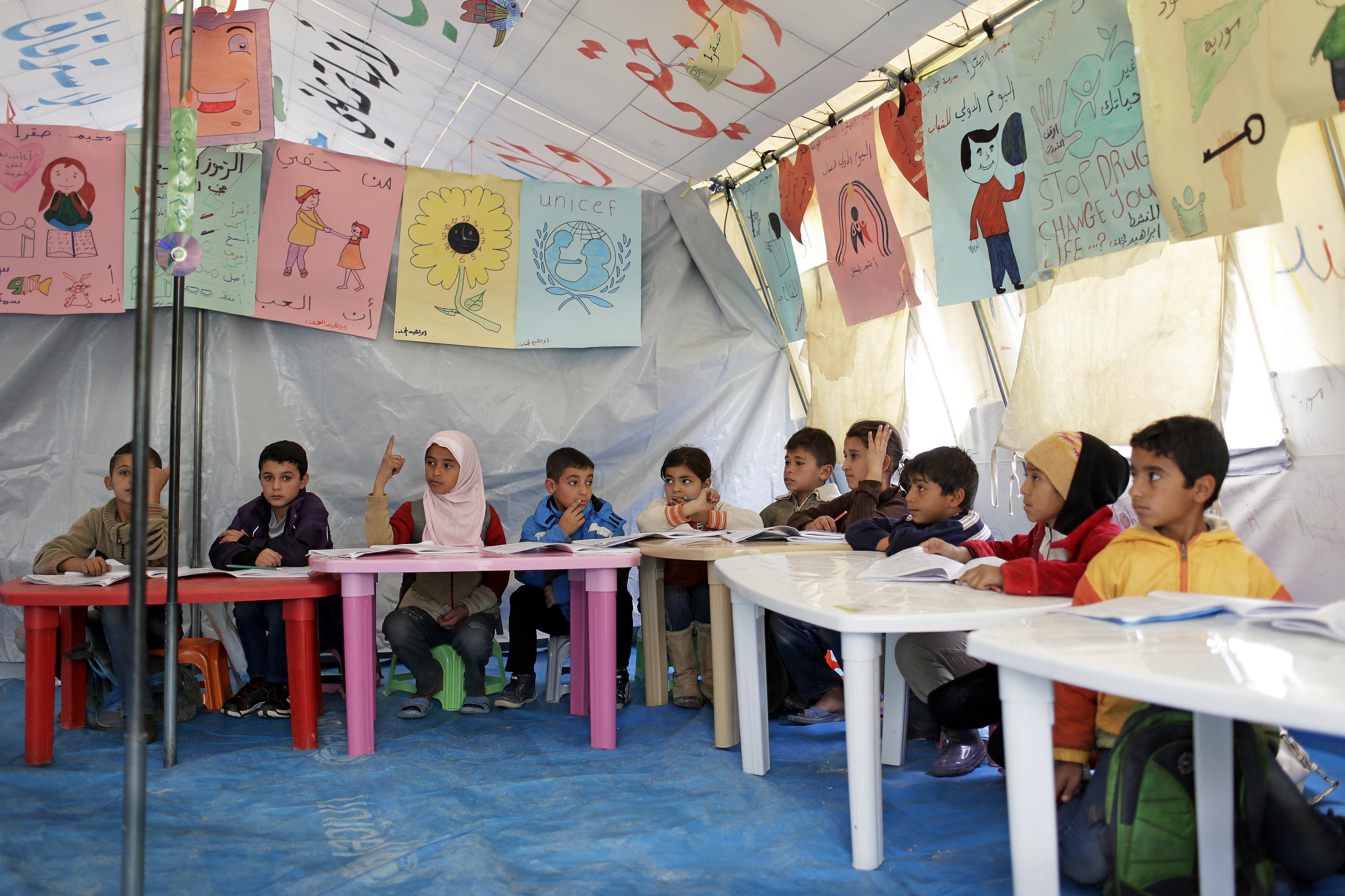 Provisorische Grundschule in einer informellen Zeltsiedlung für syrische Flüchtlinge in Zahlé, Libanon