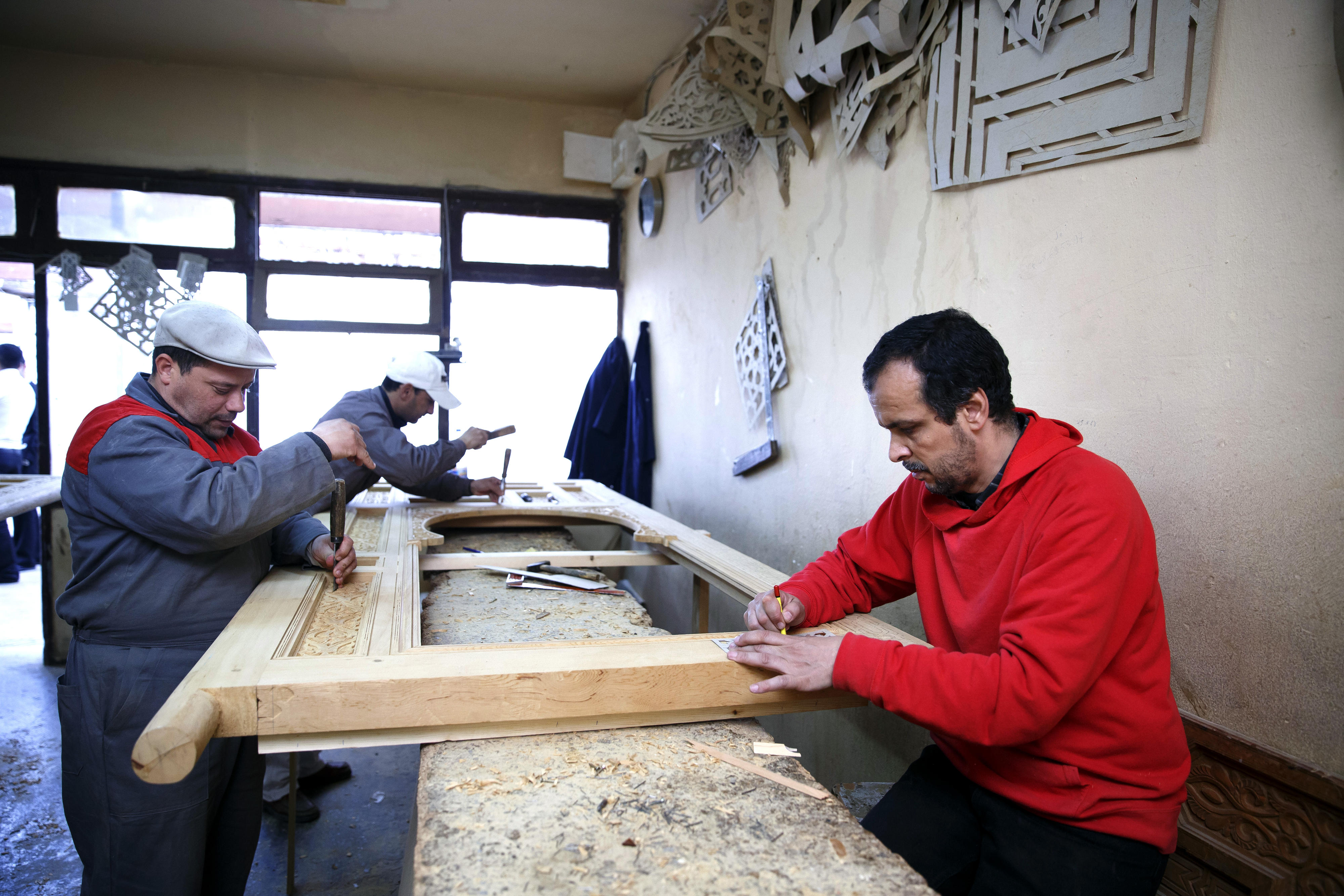 Holzschnitzarbeiten an einer Tür im Zentrum für Kunsthandwerk in Meknes