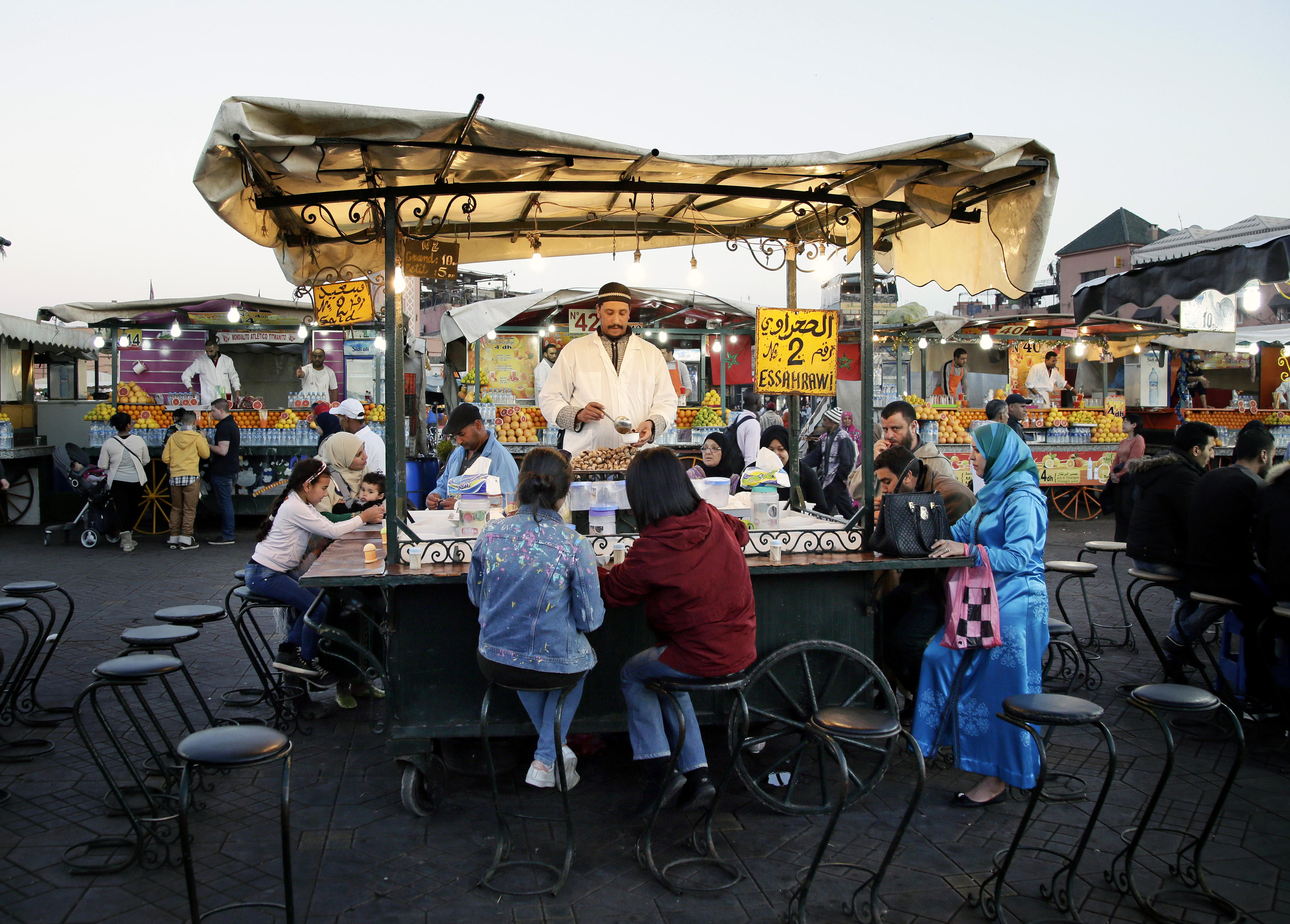 Verkauf von Muschelsuppe – Essensstand auf dem Platz Djemaa el-Fna in Marrakesch, Marokko
