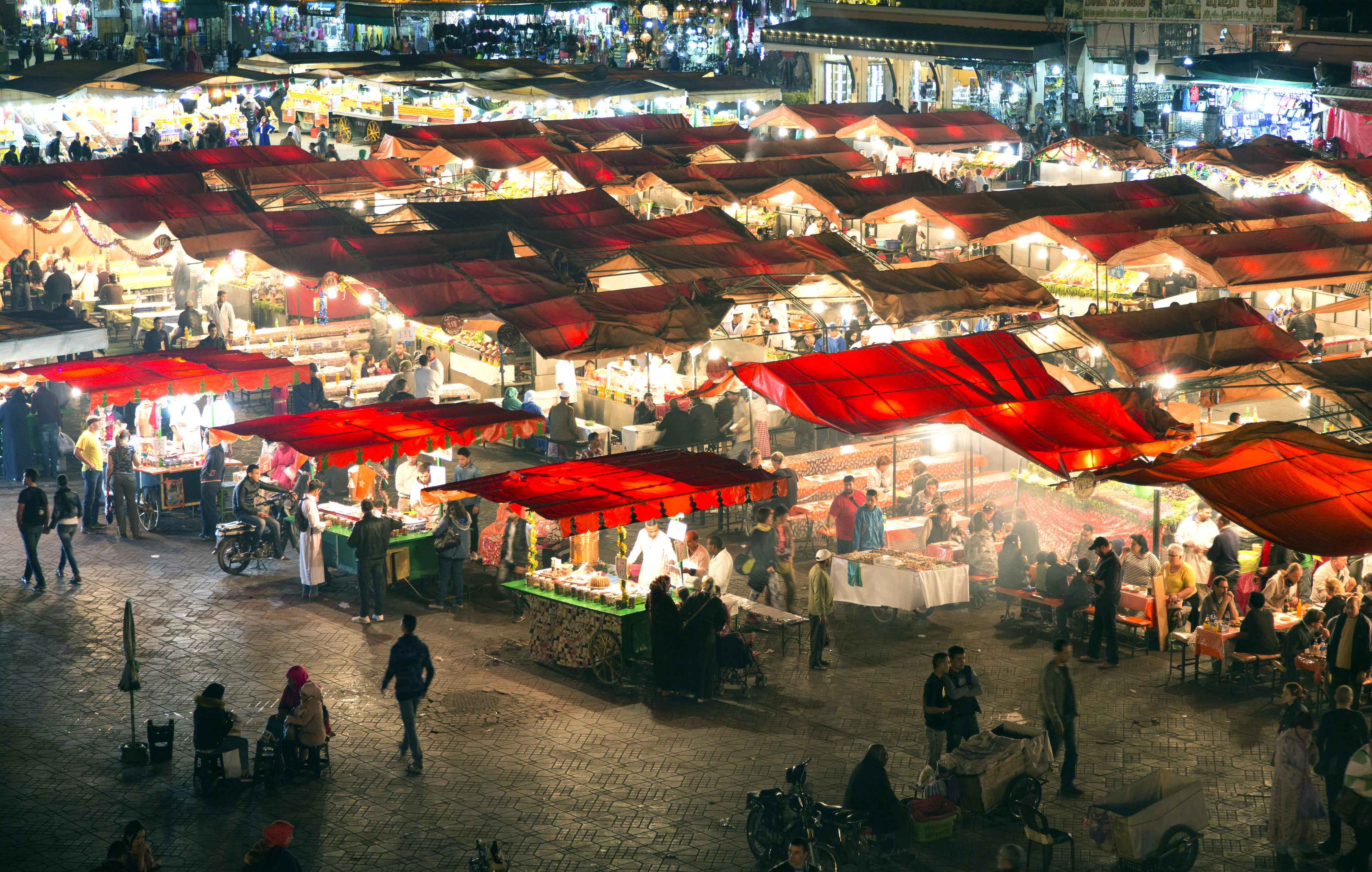 Der Nachtmarkt auf dem Platz Djemaa el-Fna in Marrakesch, Marokko