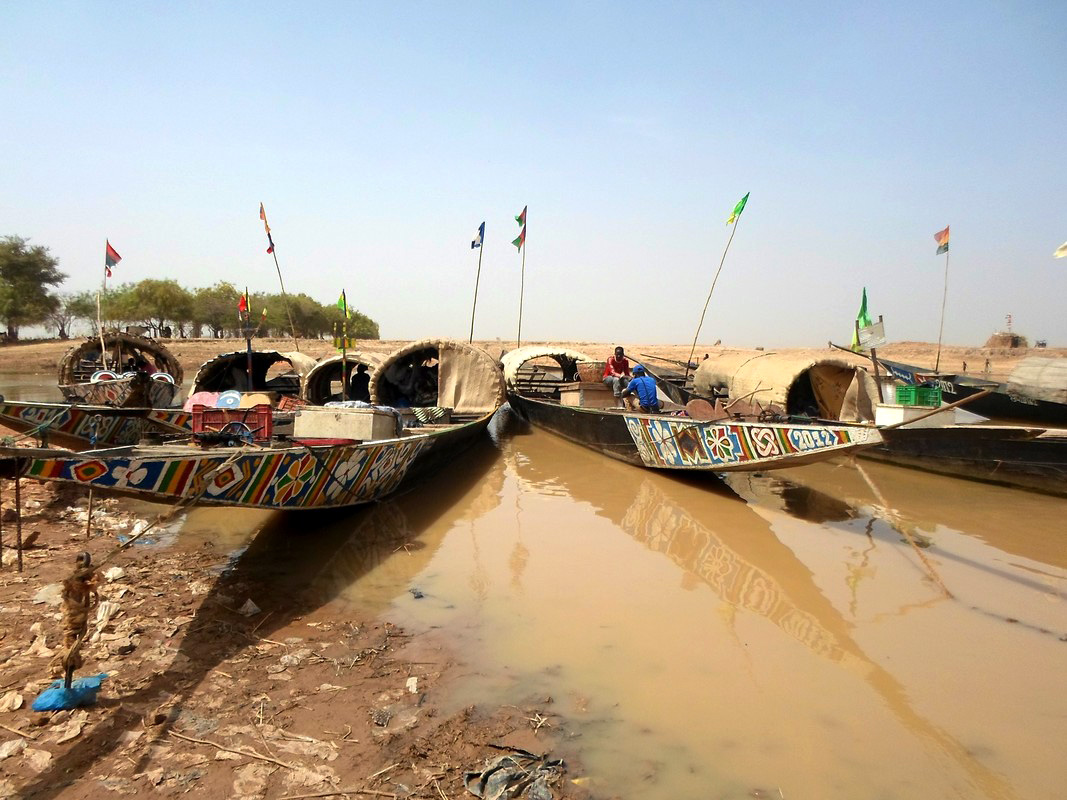 Pirogen im Hafen von Konna in Mali