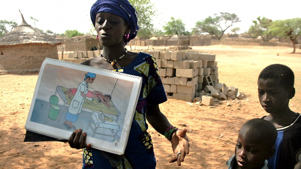 Eine Gesundheitshelferin spricht über Mütter- und Kindergesundheit und Hygiene in Djomga, Burkina Faso