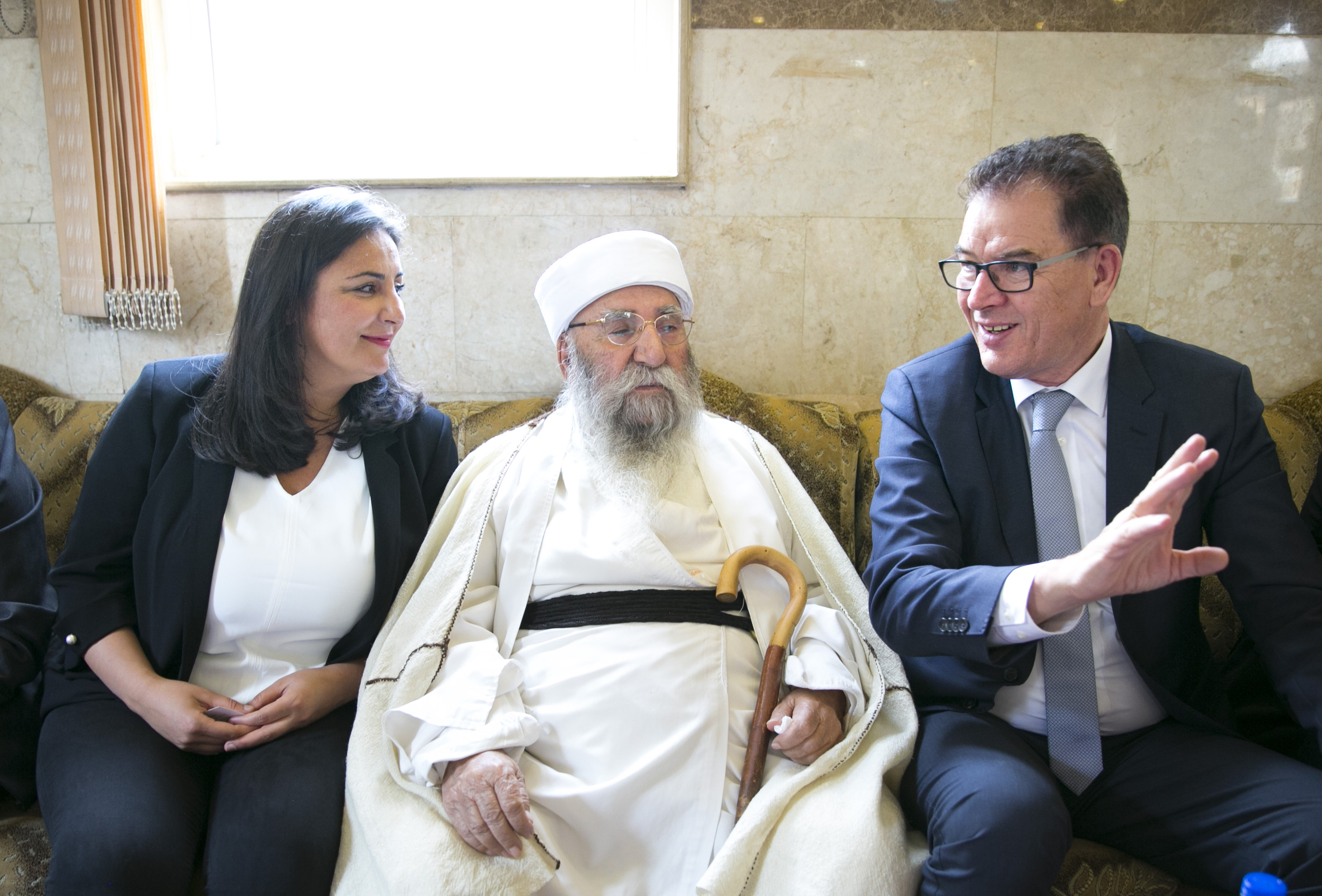 Entwicklungsminister Müller bei seinem Treffen mit Baba Sheikh im April 2018. Links auf dem Bild zu sehen ist die Gründerin des Vereins HAWAR.help, Düzen Tekkal