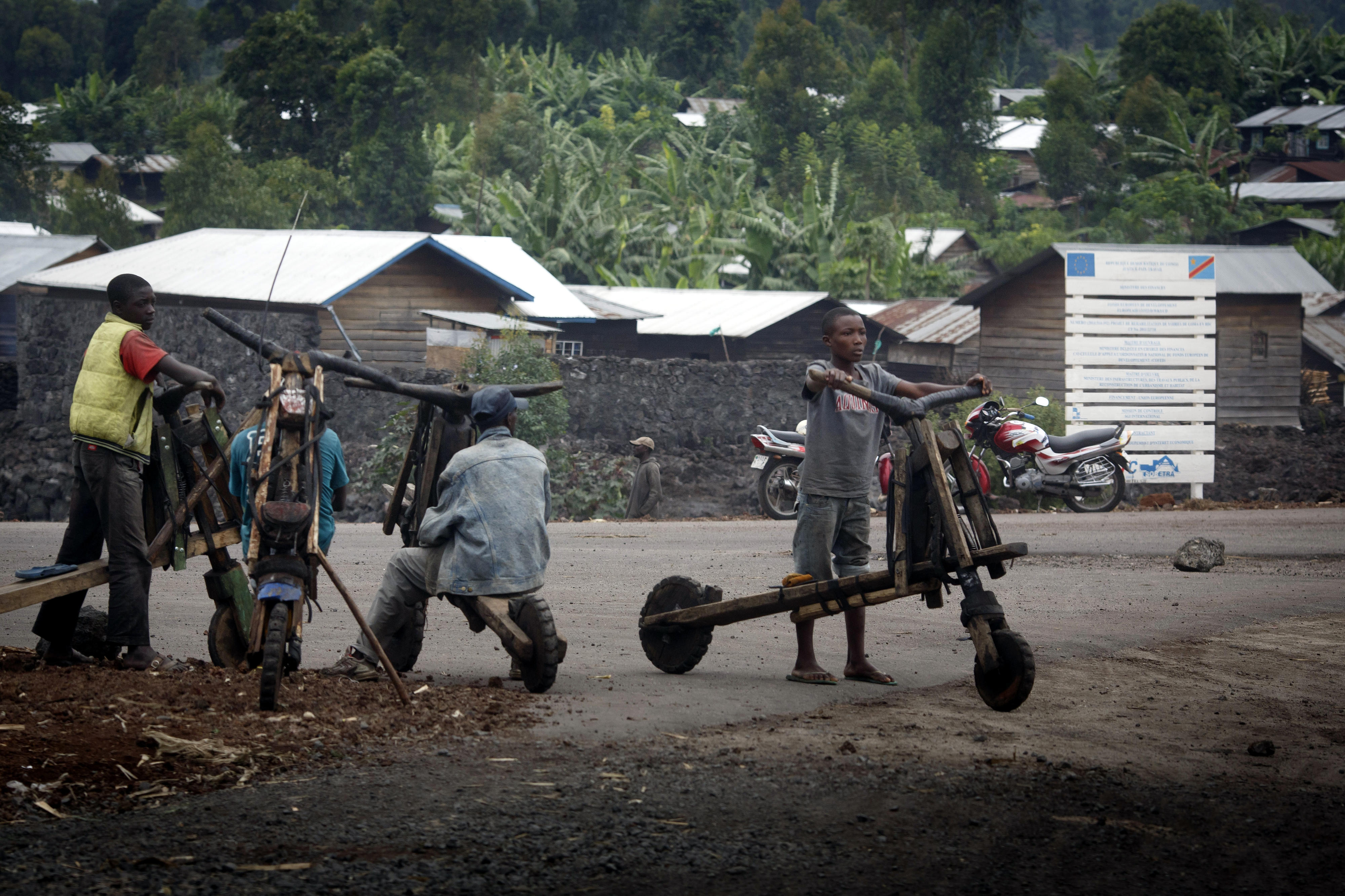 Männer mit sogenannten Chukudus (Lastenroller) in Goma, DR Kongo