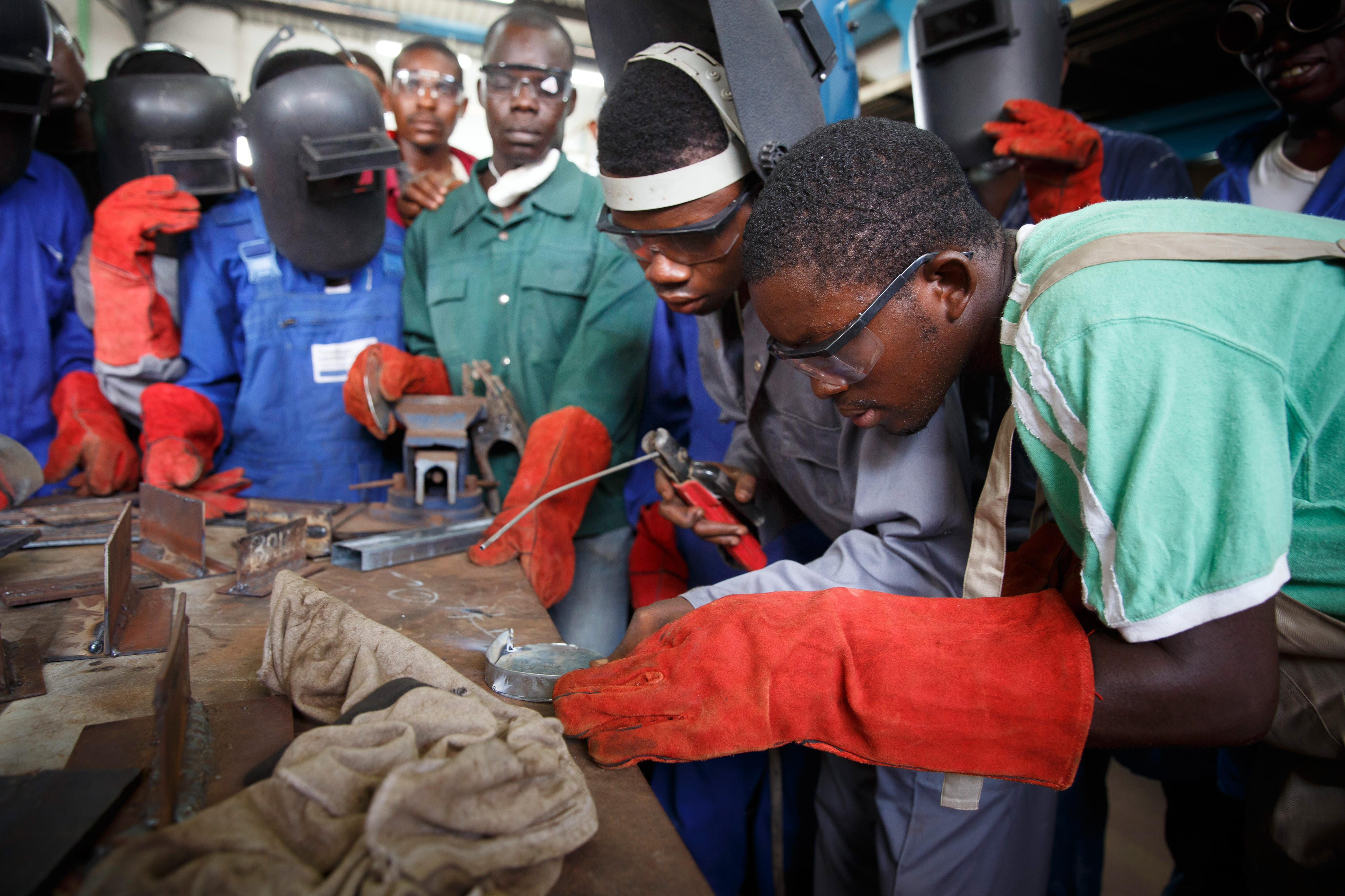 Schüler in der Metallwerkstatt einer Berufsbildungseinrichtung in Accra, Ghana