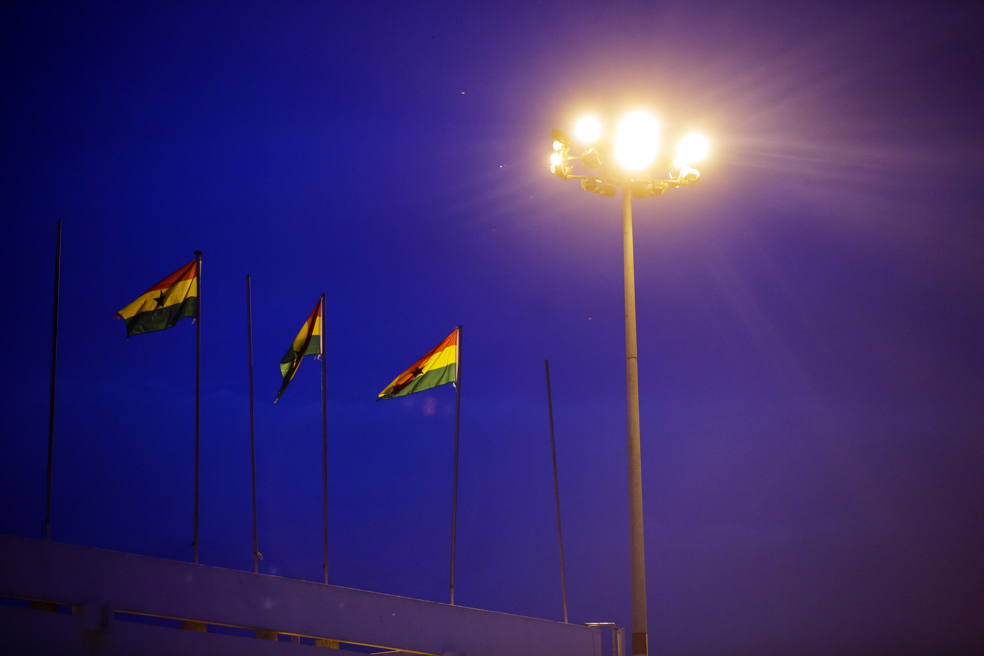  Ghanaische Flaggen vor einem Flutlichtmast in Accra, Ghana 