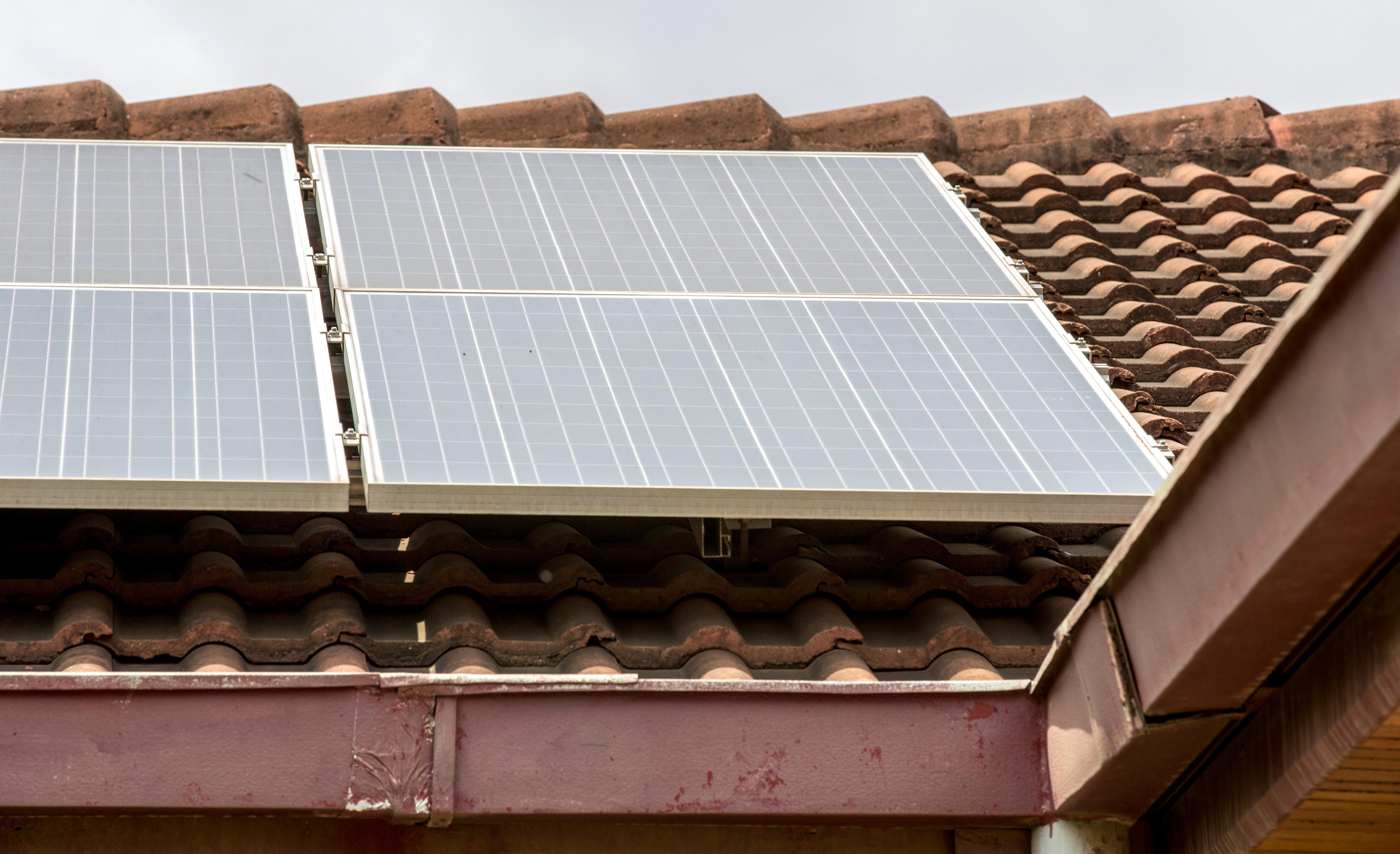 Solaranlage auf einem Hausdach in Accra, Ghana