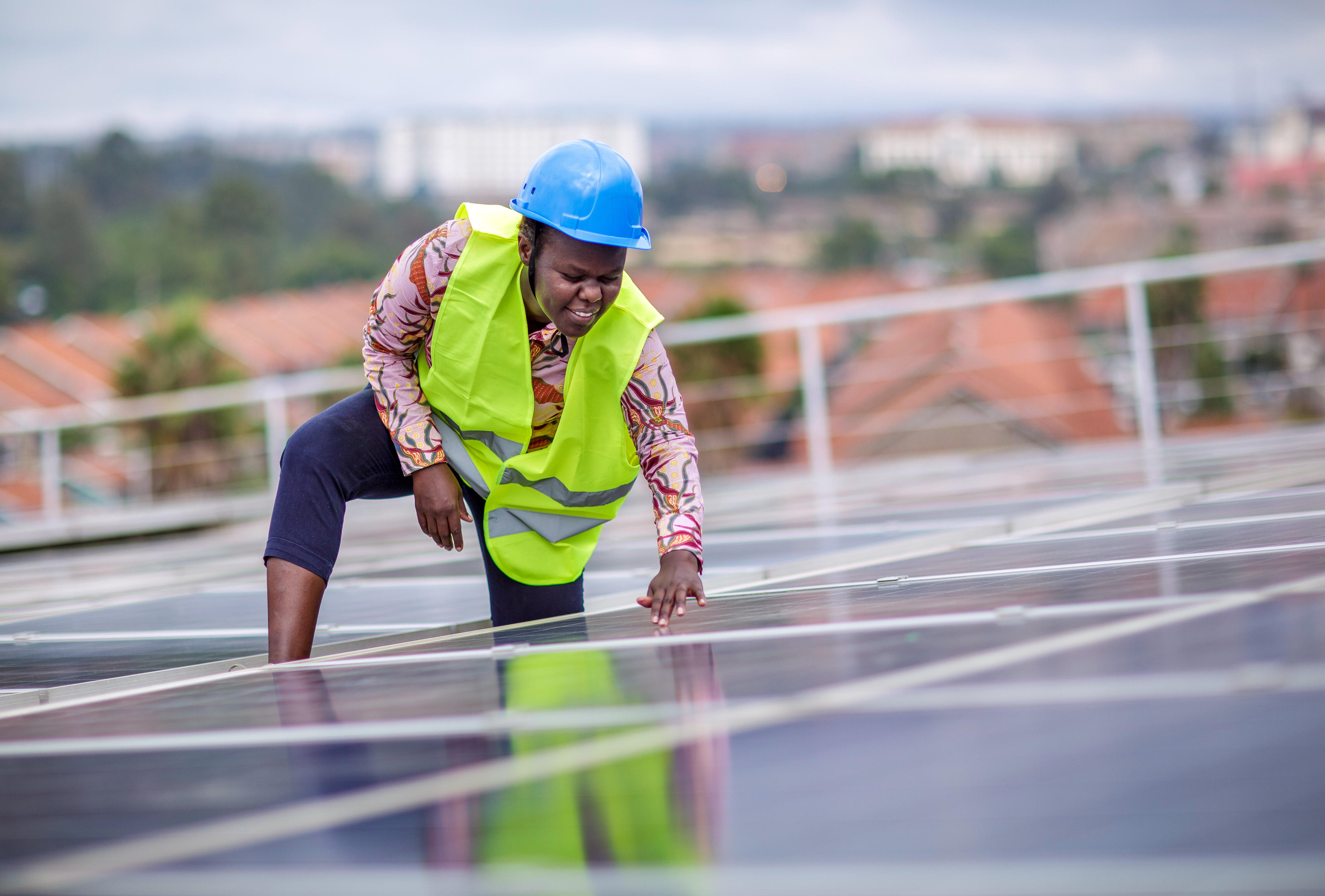 Eine Studentin prüft Solarmodule auf dem Dach einer Ausbildungseinrichtung für Solartechniker und Energieauditoren an der Strathmore University, Nairobi