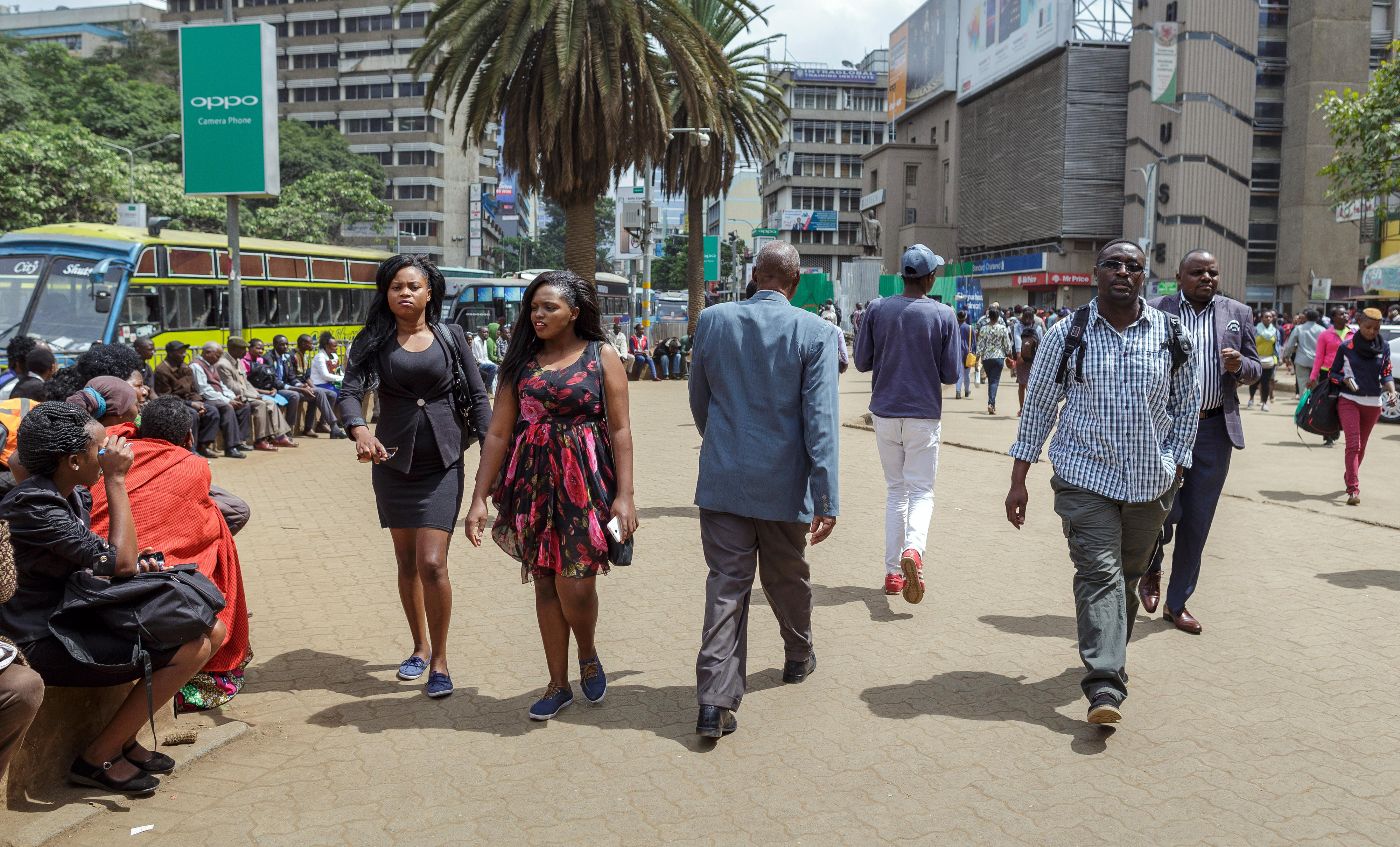 Passanten in Nairobi, Kenia