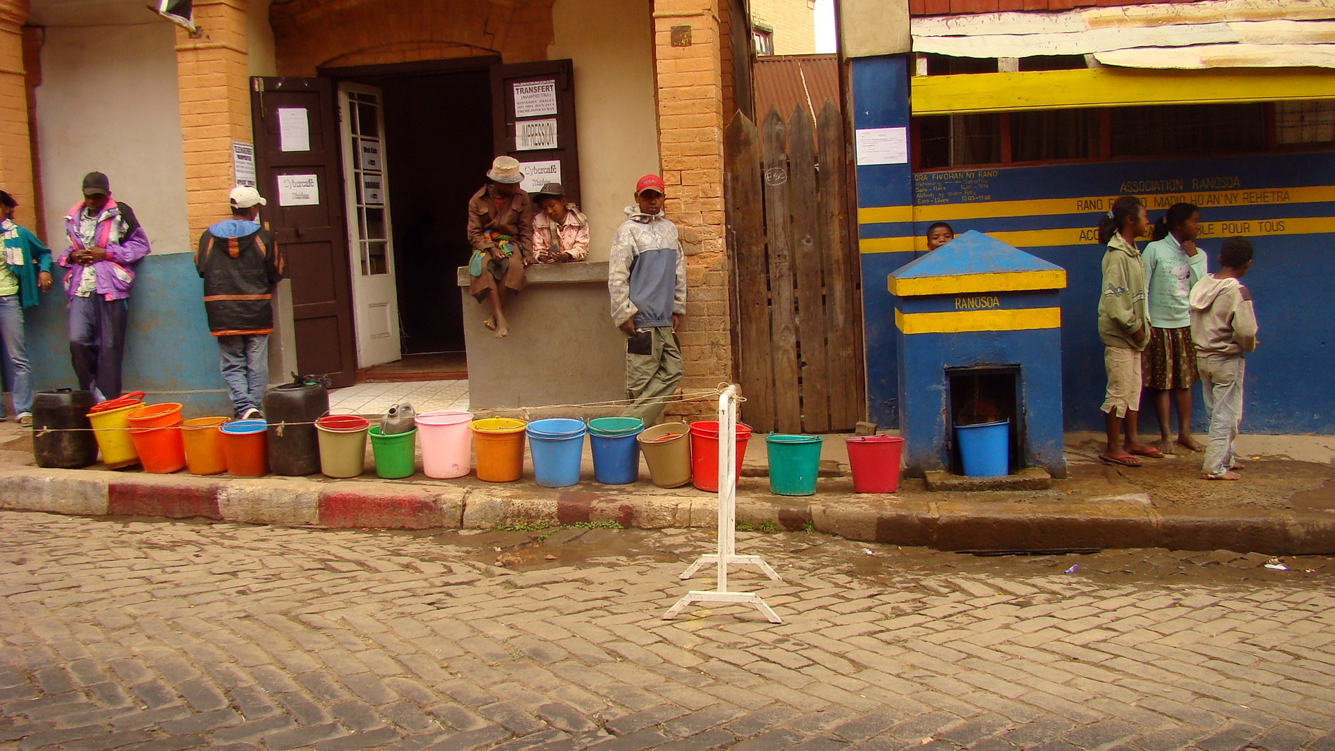 Wassereimer und -kanister bilden an einer öfffentlichen Wasserstelle in Antananarivo, der Hauptstadt Madagaskars, eine Warteschlange.