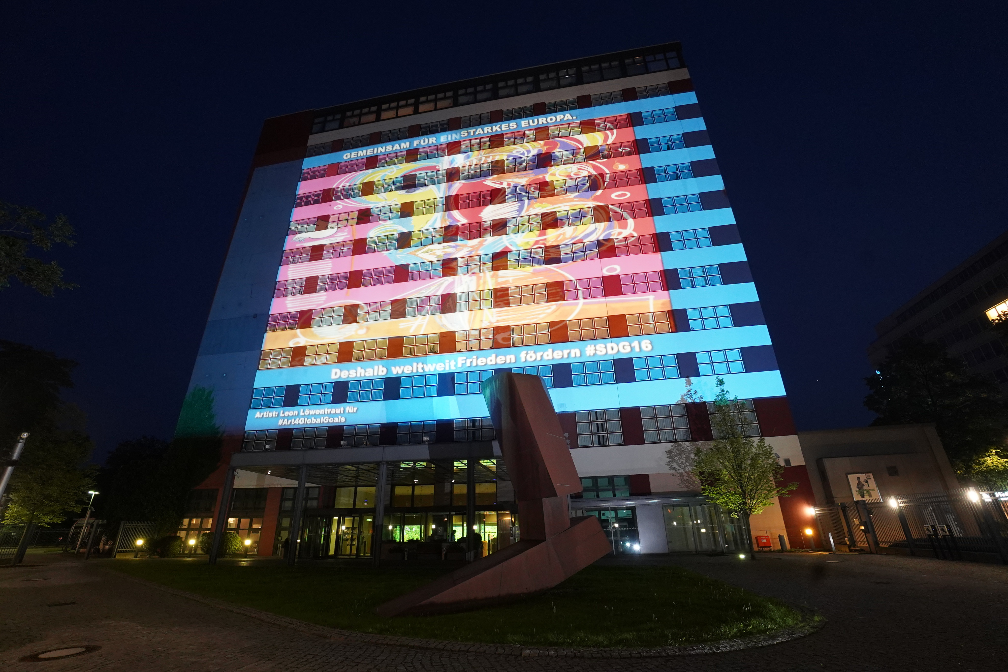 Anlässlich des Festival of Lights im September 2020 in Berlin wurden auf die Fassade des BMZ Motive zu den SDGS des Künstlers Leon Löwentraut projiziert.