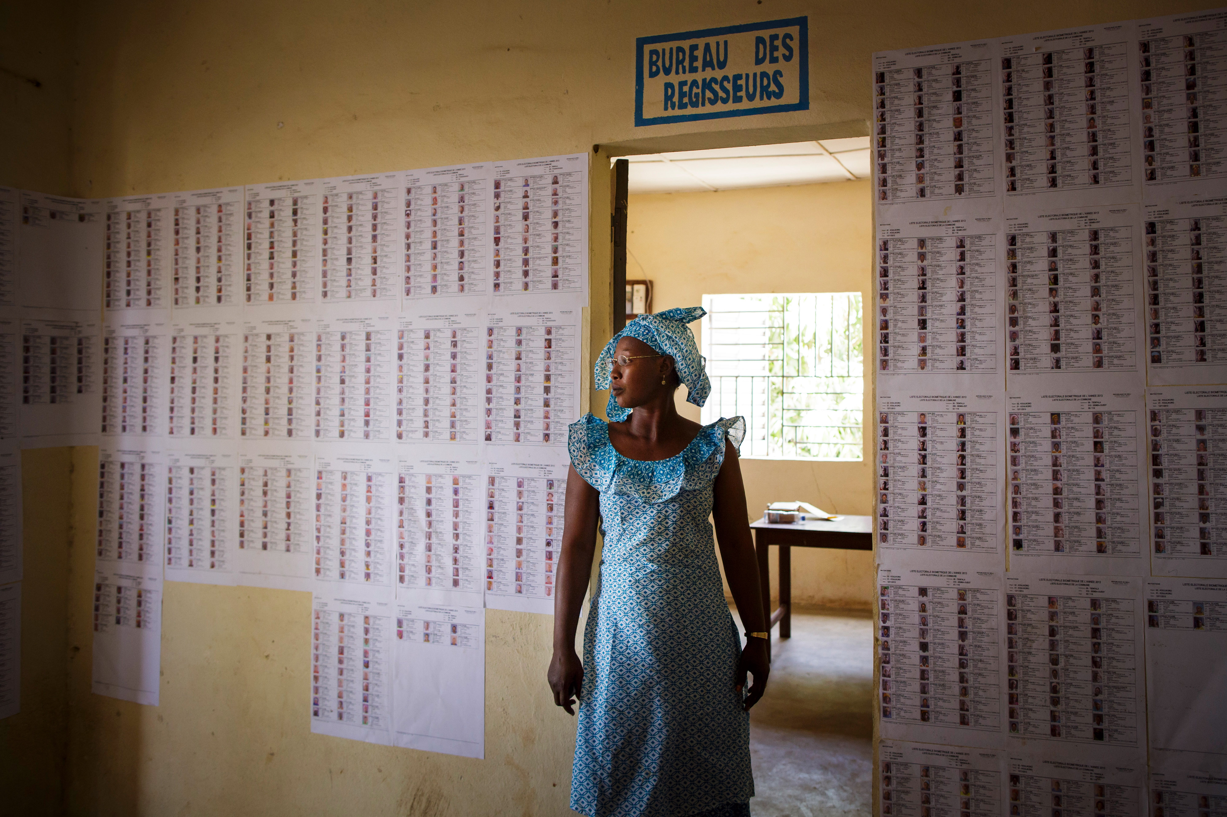 Wahlen in Mali: Eine Frau steht in der Gemeindeverwaltung von Tienfala vor Wahllisten.