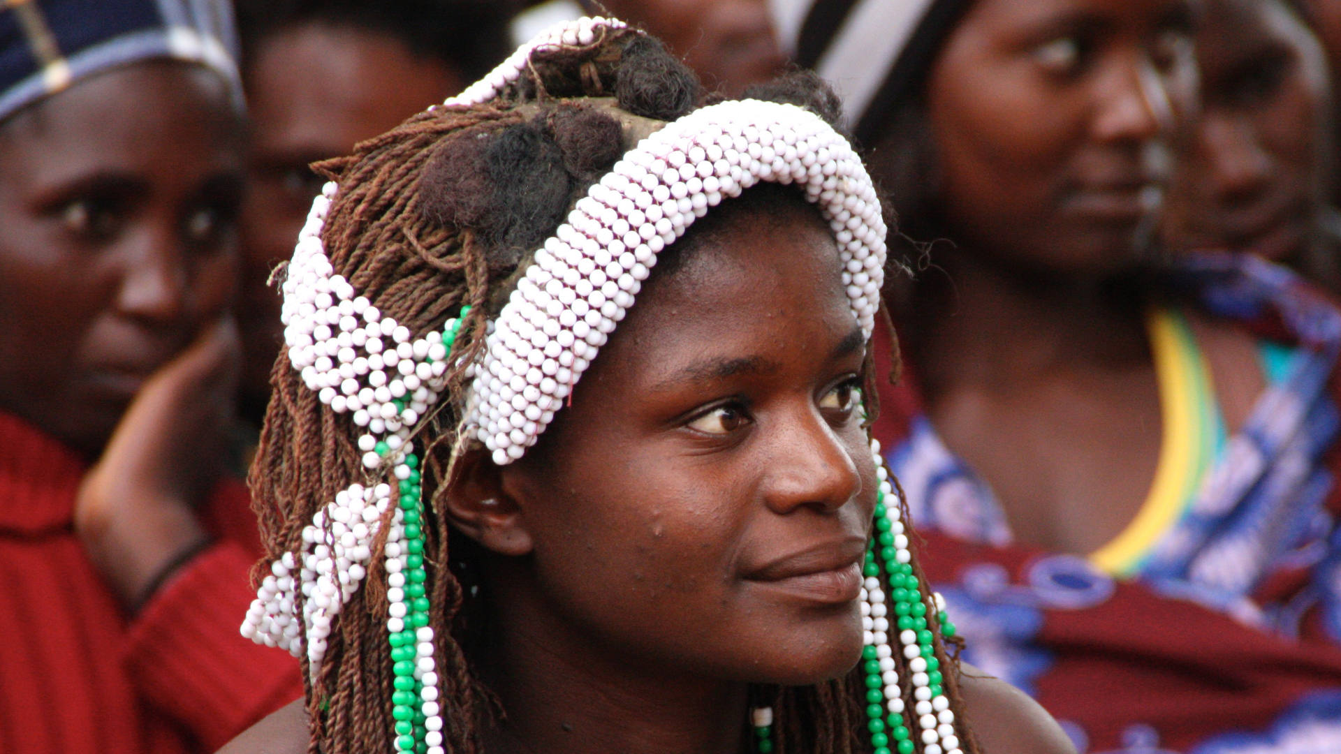 Junge Frau aus Namibia mit traditionellem Kopfschmuck