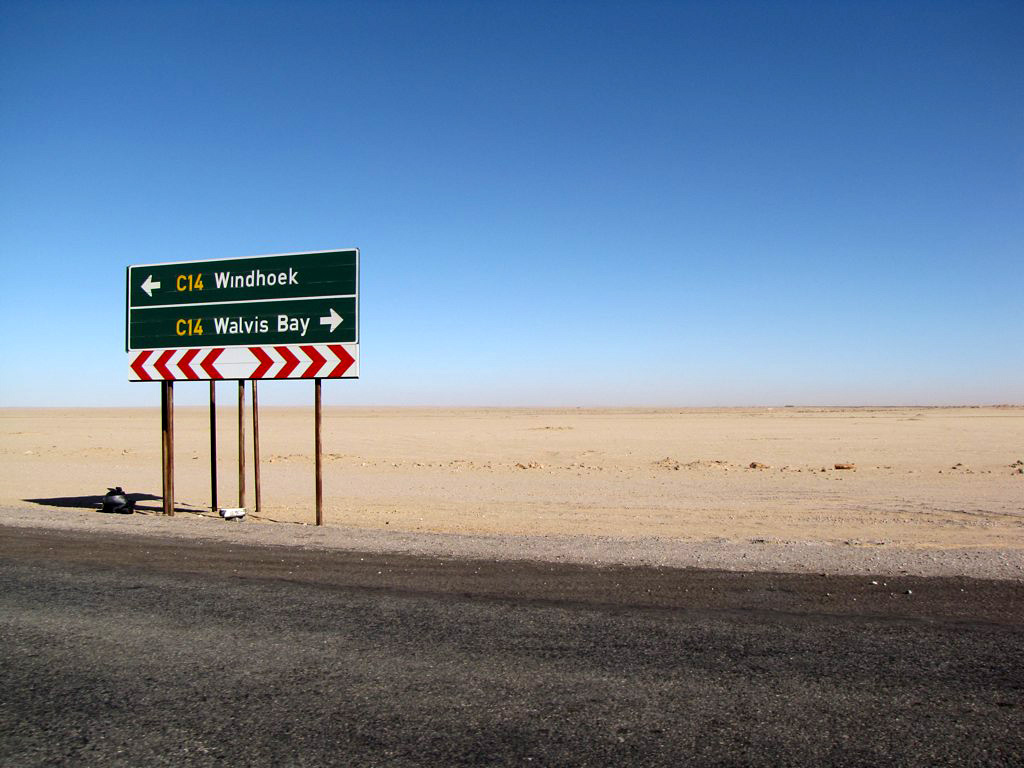 Straßenschild in der Namib-Wüste