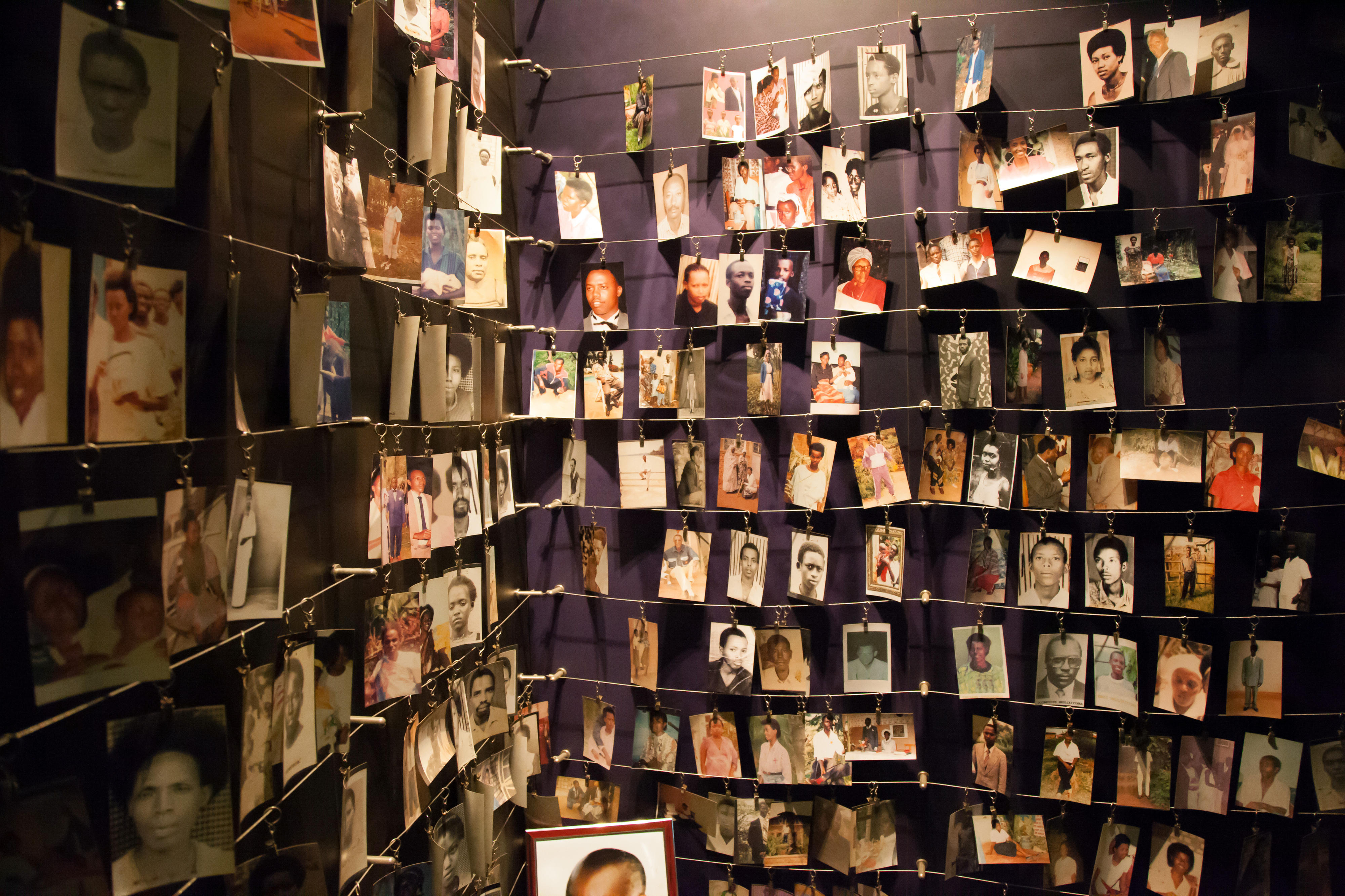 Fotografien von Opfern des Völkermords im Kigali Genocide Memorial Centre. Die Fotos wurden von überlebenden Familienmitgliedern zur Verfügung gestellt, die an ihre Angehörigen erinnern wollen.