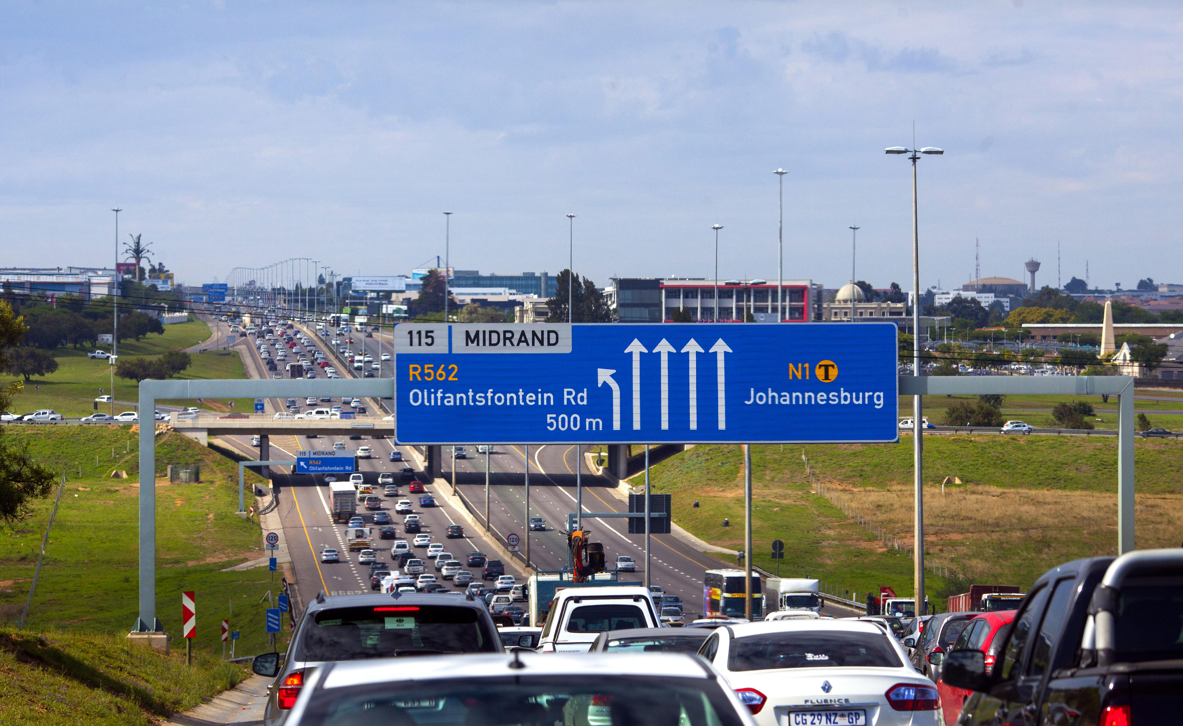 Straßenverkehr auf der N1 zwischen Pretoria und Johannesburg in Südafrika