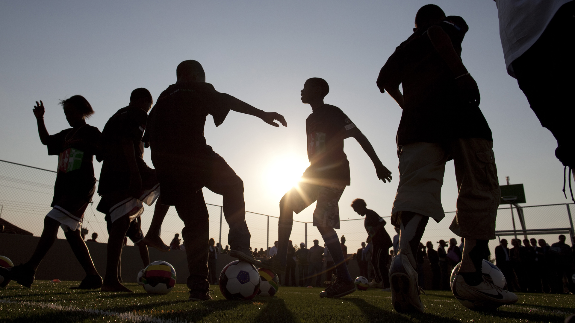 Kinder spielen Fußball auf einem Bolzplatz im Township Winterveld bei Pretoria.