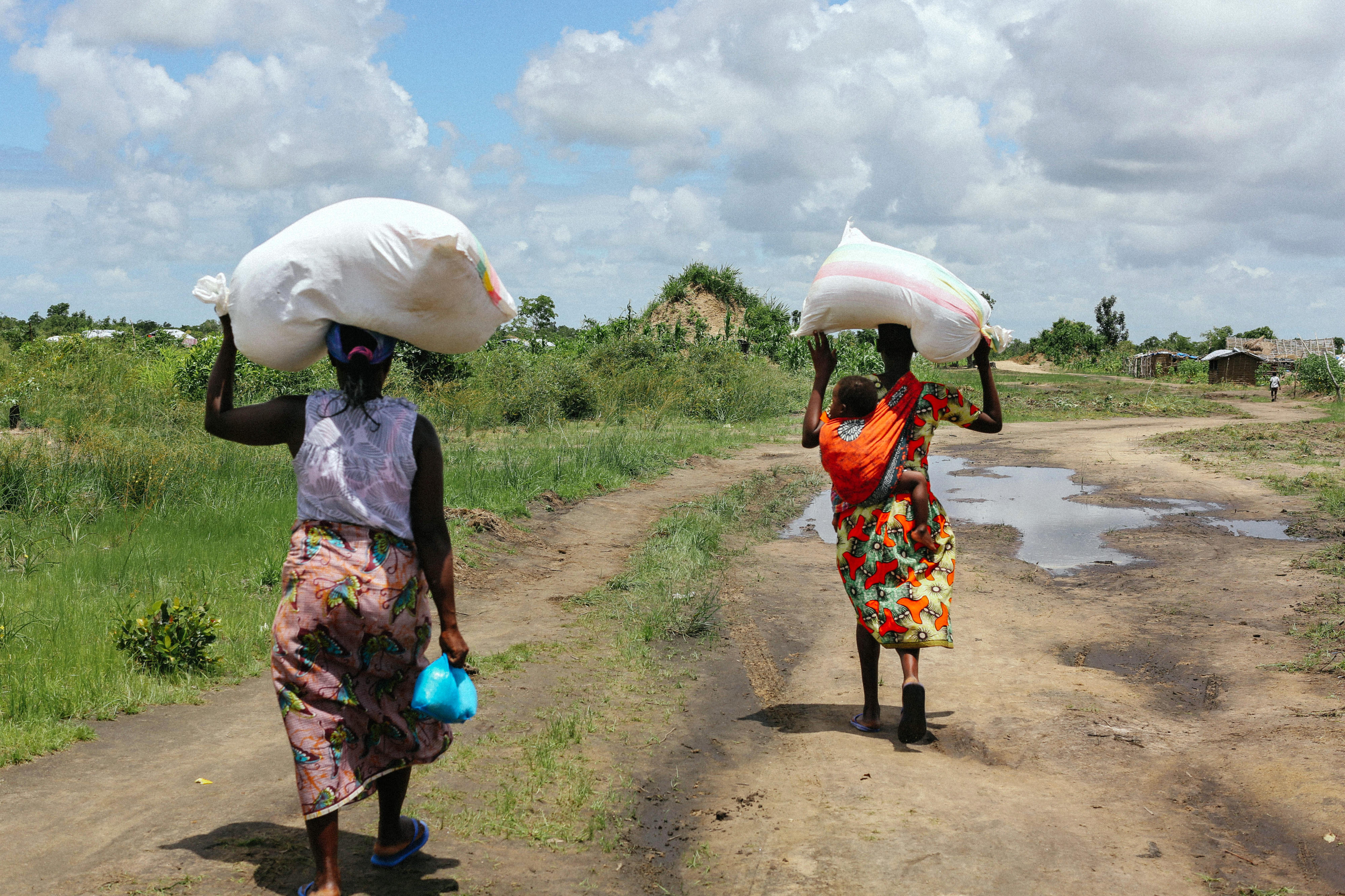 Frauen in der Provinz Sofala in Mosambik, die ein Jahr nach dem verheerenden Wirbelsturm Idai noch vom Welternährungsprogramm unterstützt werden