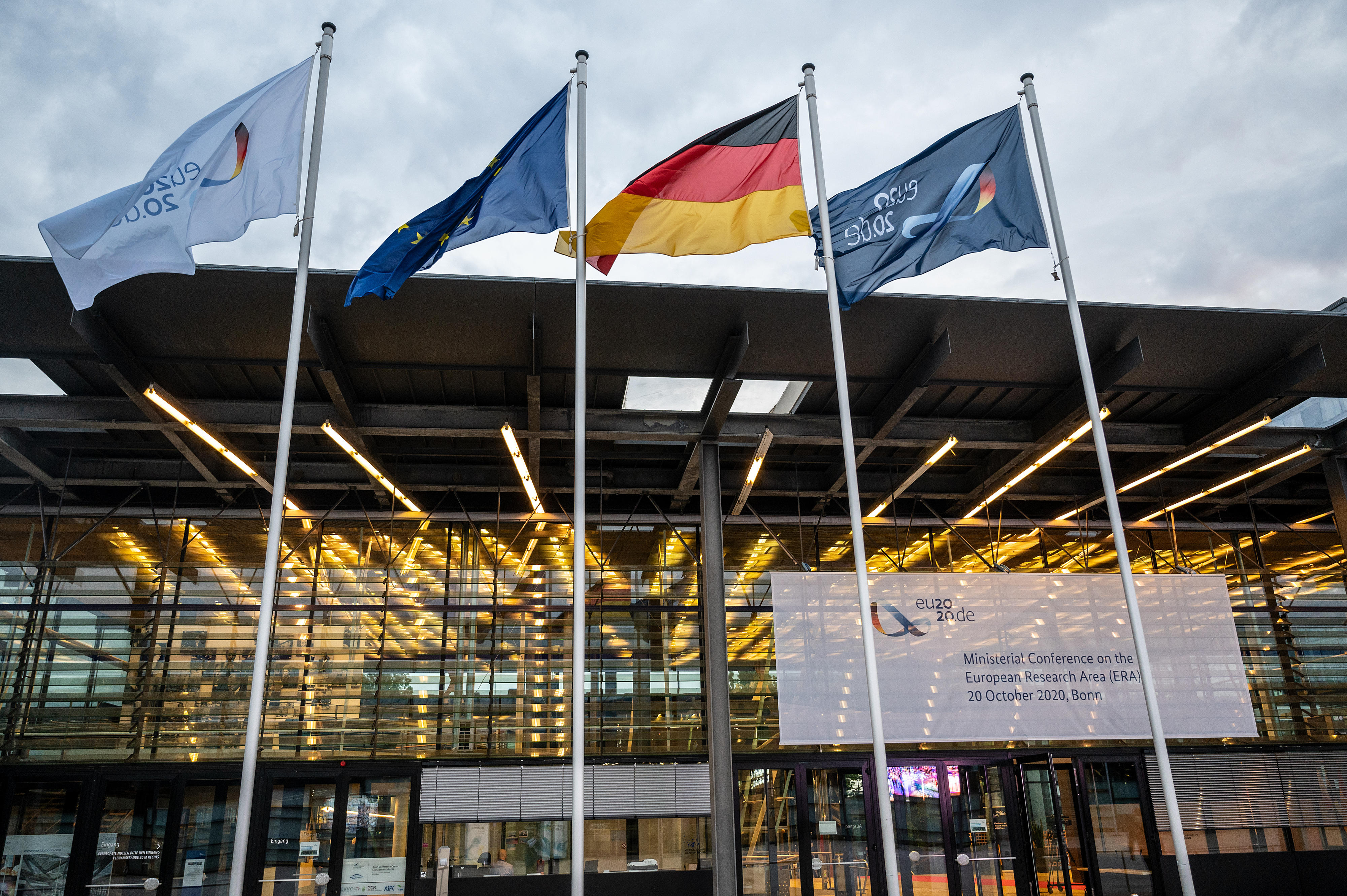 Flag­gen vor ei­nem Ge­bäu­de, in dem ei­ne Ver­an­stal­tung im Rah­men der deut­schen EU-Rats­prä­si­dent­schaft statt­fin­det