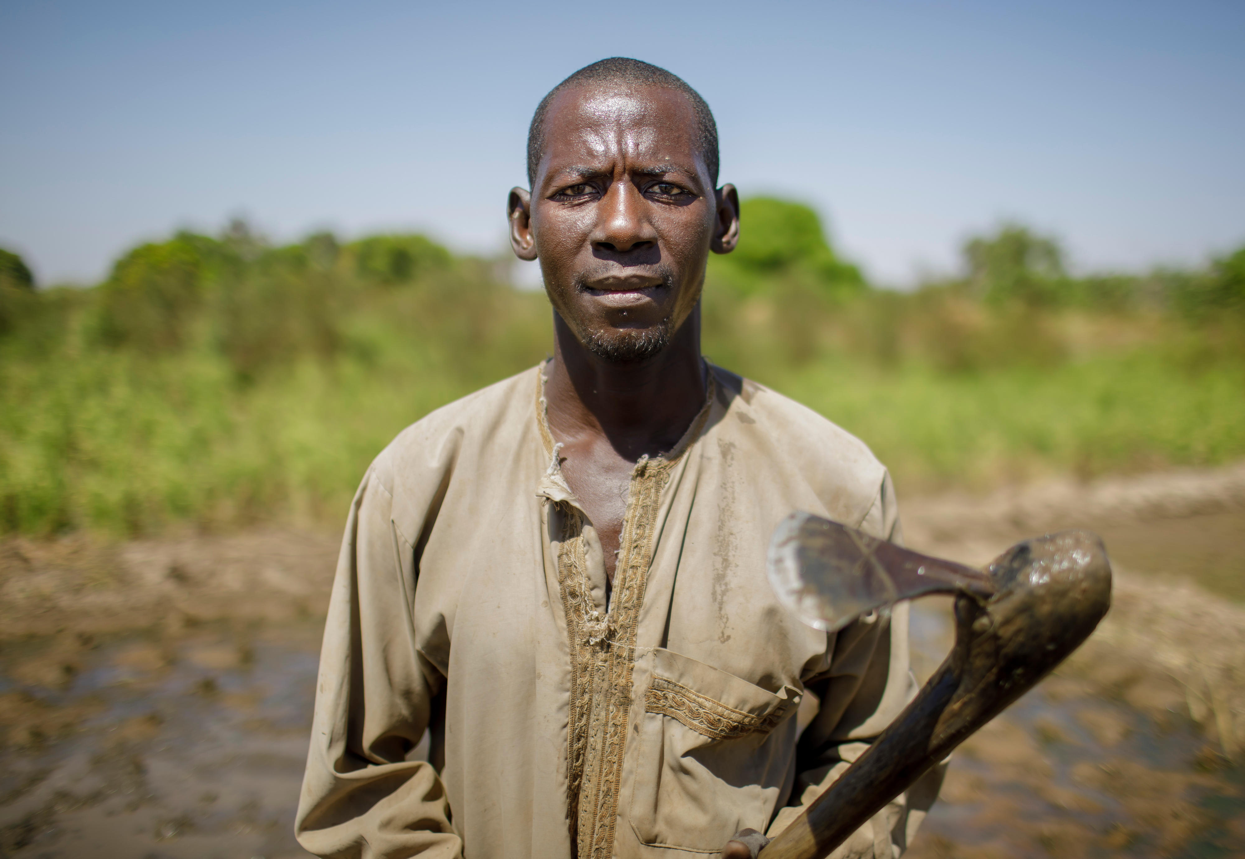 Ein nigerianischer Reisbauer auf seinem Feld