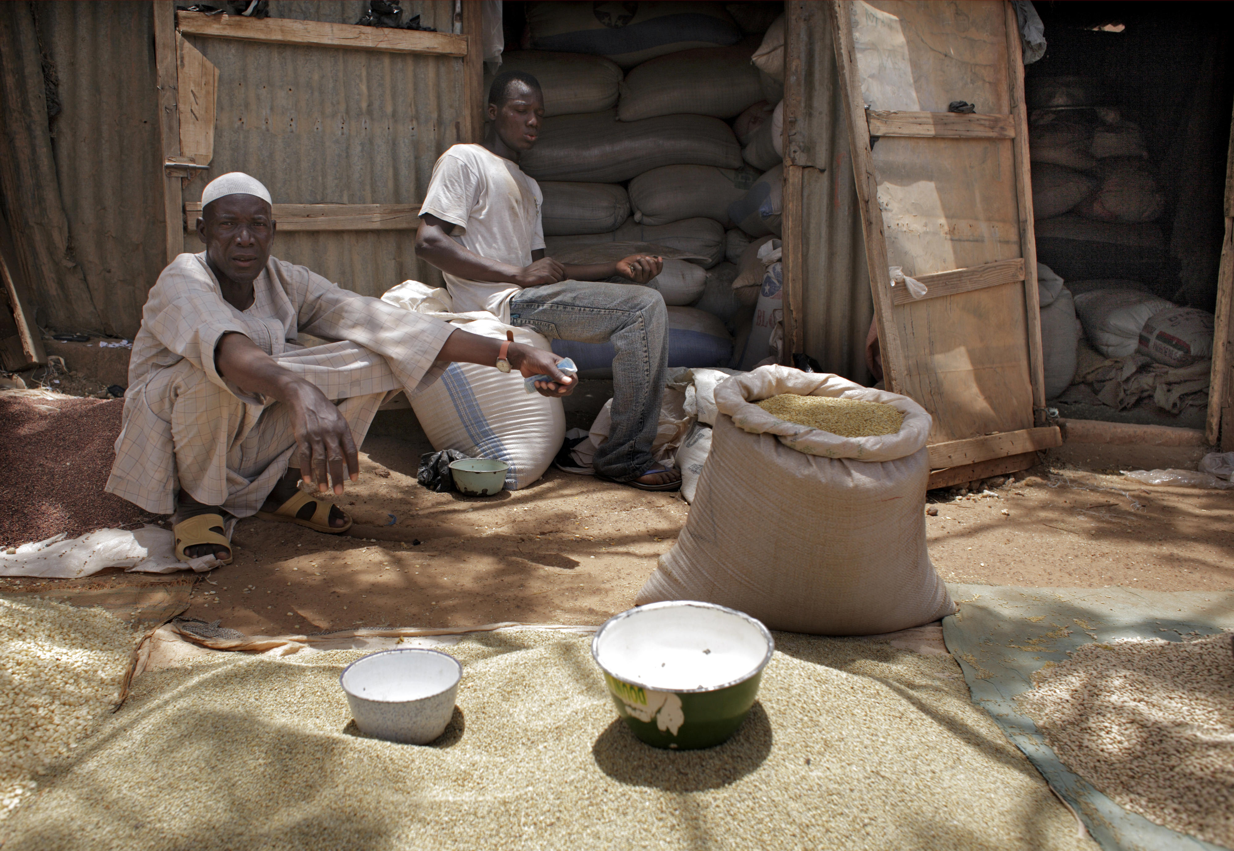 Händler verkaufen Reis und Hirse auf einem Markt in Ouagadougou, Burkina Faso.