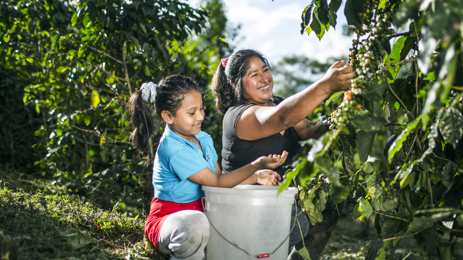 Die ehemalige Koka-Bäuerin Moly Checya aus Peru – hier mit ihrer Tochter – baut jetzt erfolgreich Kaffee an.