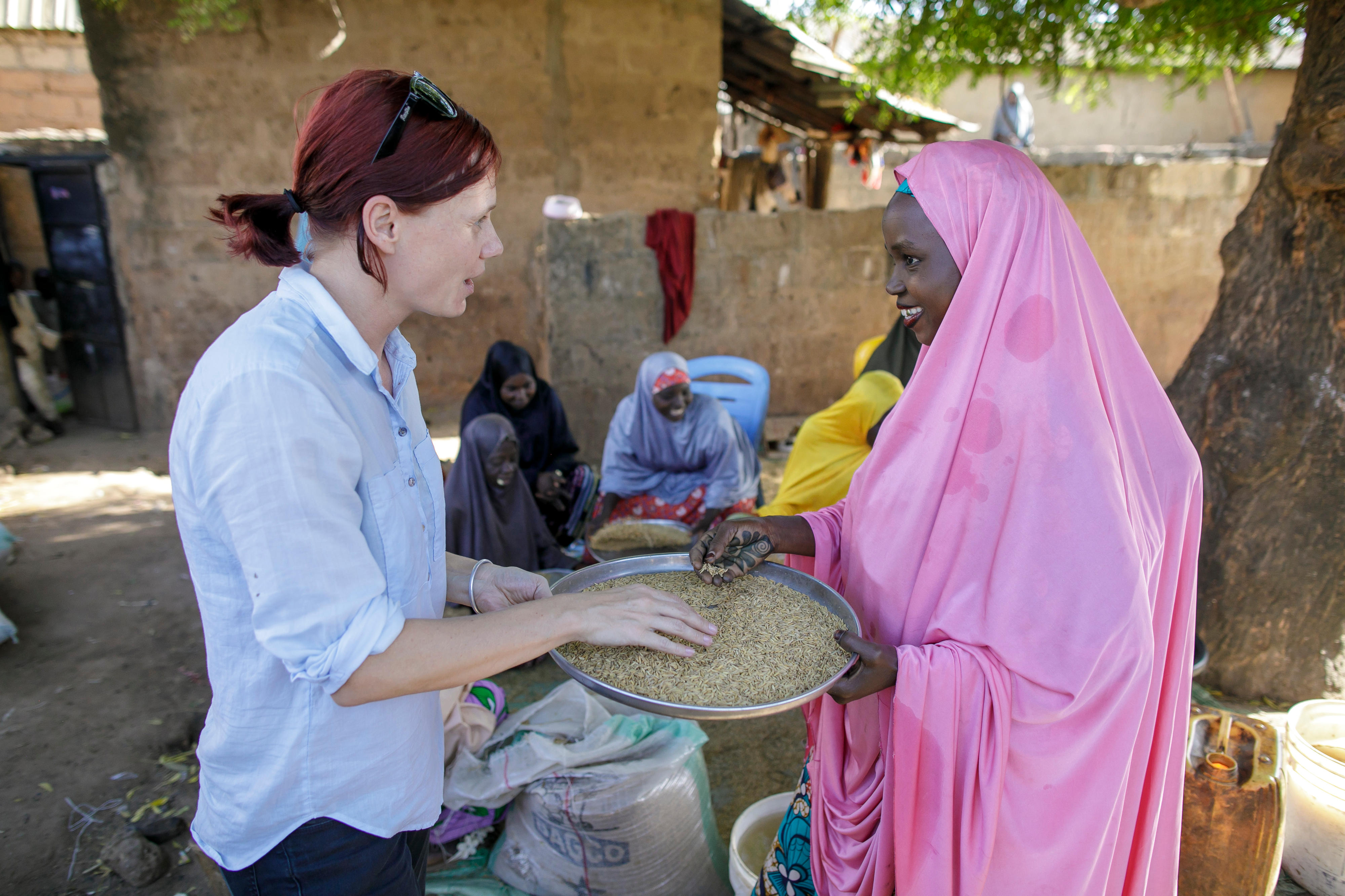 GIZ-Mitarbeiterin im Gespräch mit einer Teilnehmerin des CARI Training-Projekts zur Parboiled-Reis-Veredelung in Nigeria