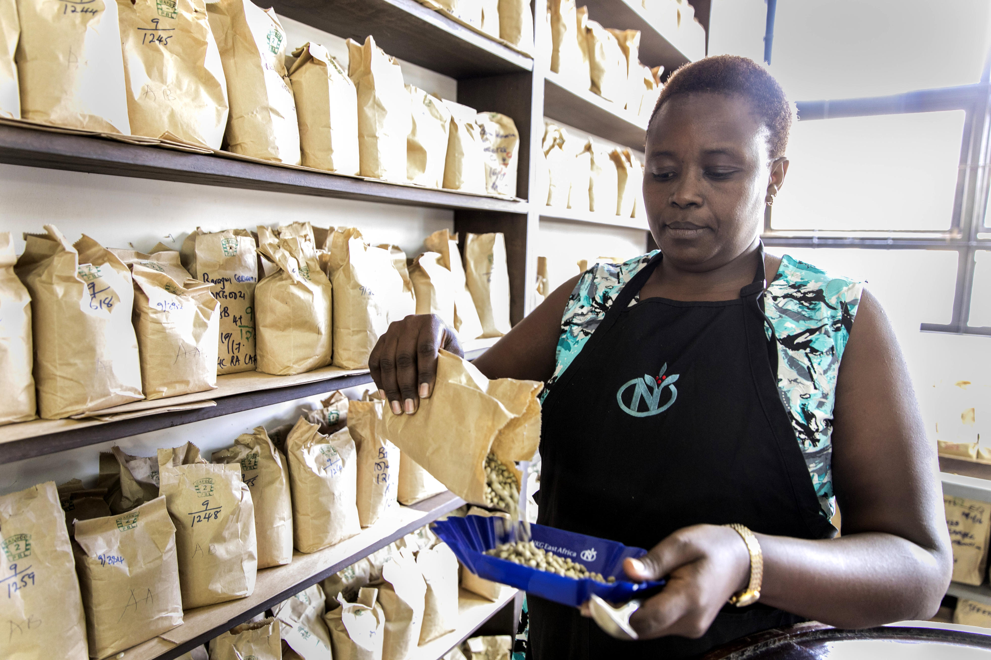 Verkosterin in einer Kaffeerösterei in Kenia