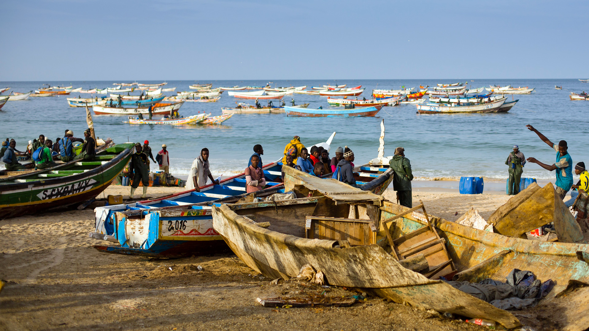 Fischerboote liegen an einer Anlandestelle des Fischmarktes Nouakchott, Mauretanien
