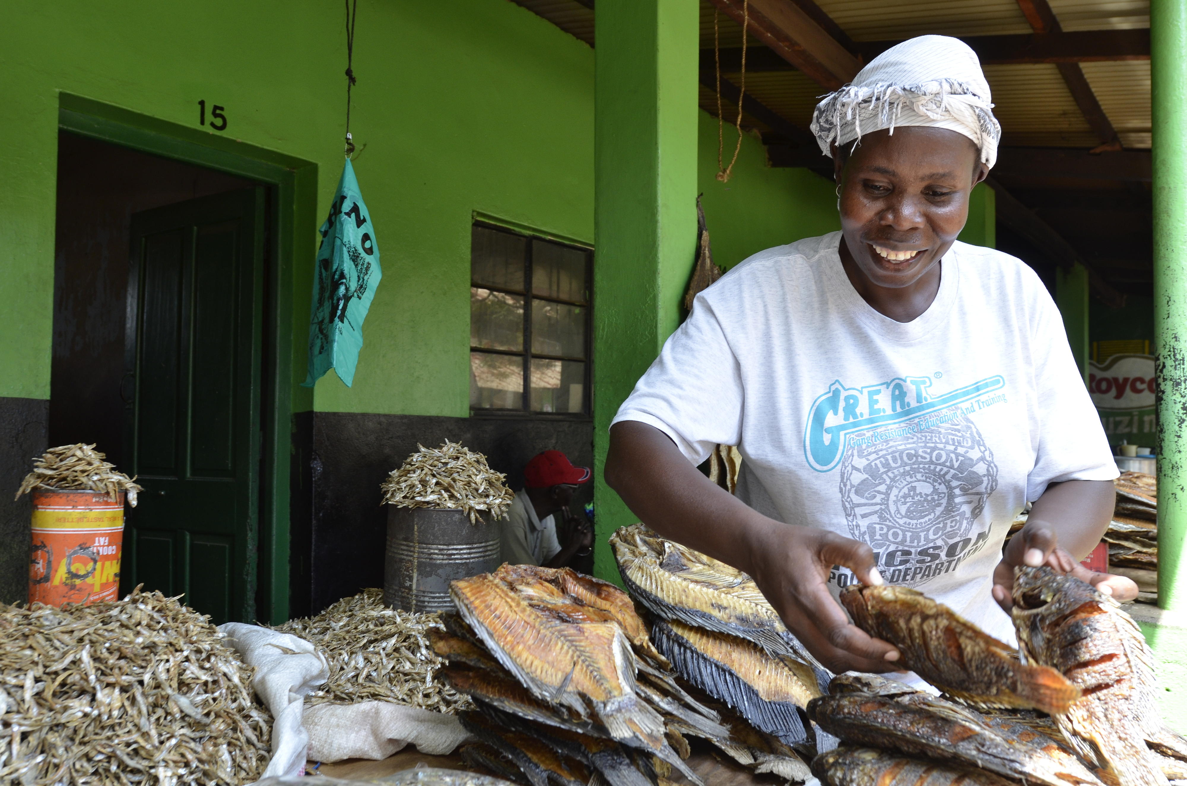 Eine Fischverkäuferin in Kenia