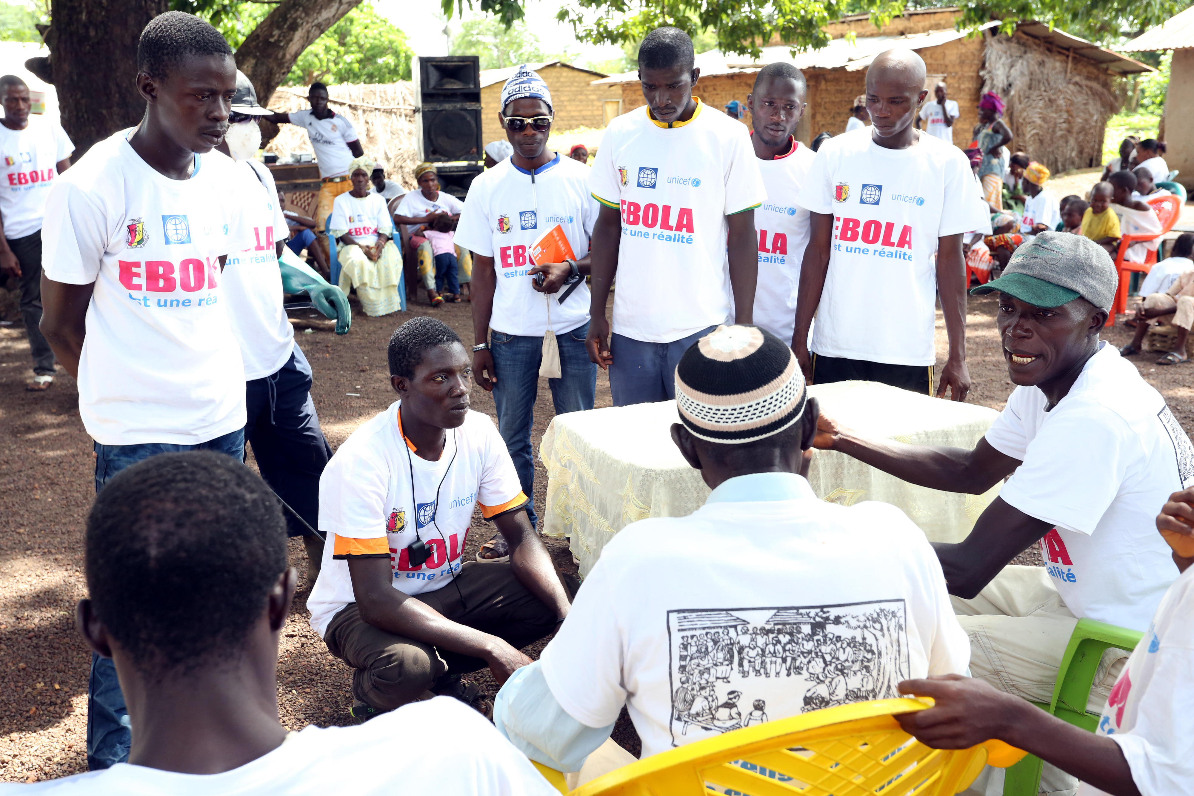 Informationsveranstaltung zum Thema Ebola in einem Dorf in Guinea