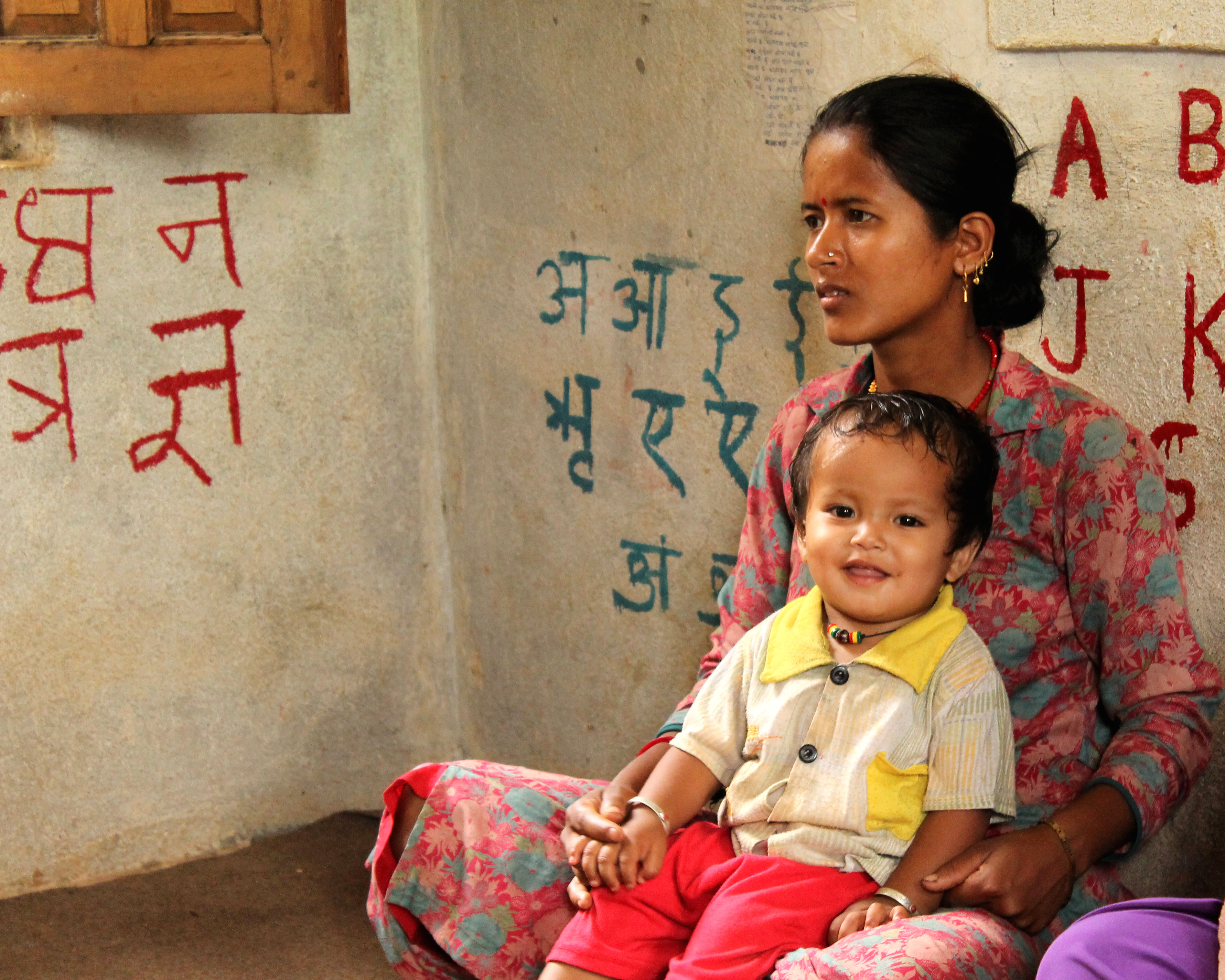 Eine Mutter und ihr Kind warten in Nepal auf einen Arzttermin.