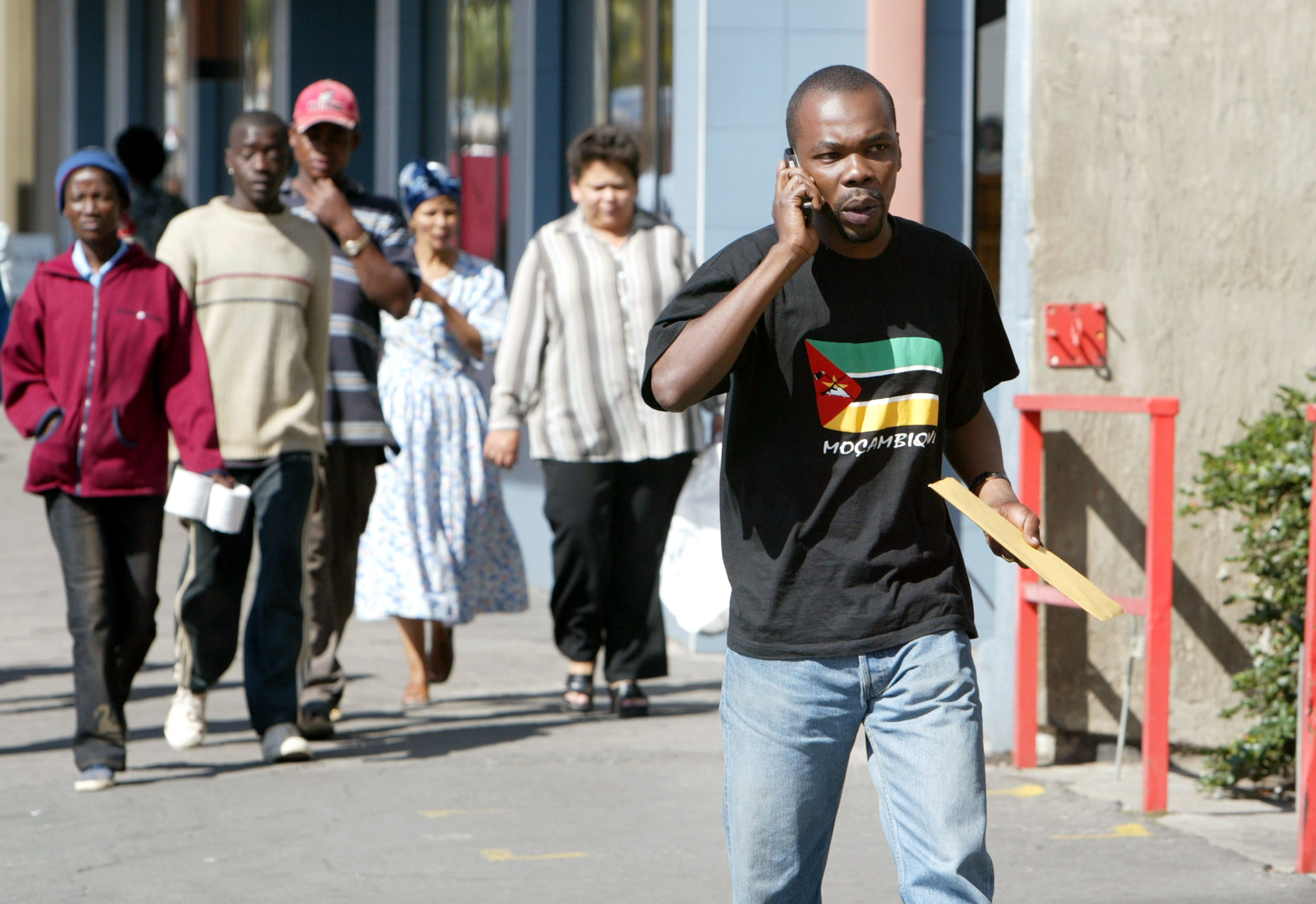 Pedestrians with mobile phones in Windhuk, Namibia
