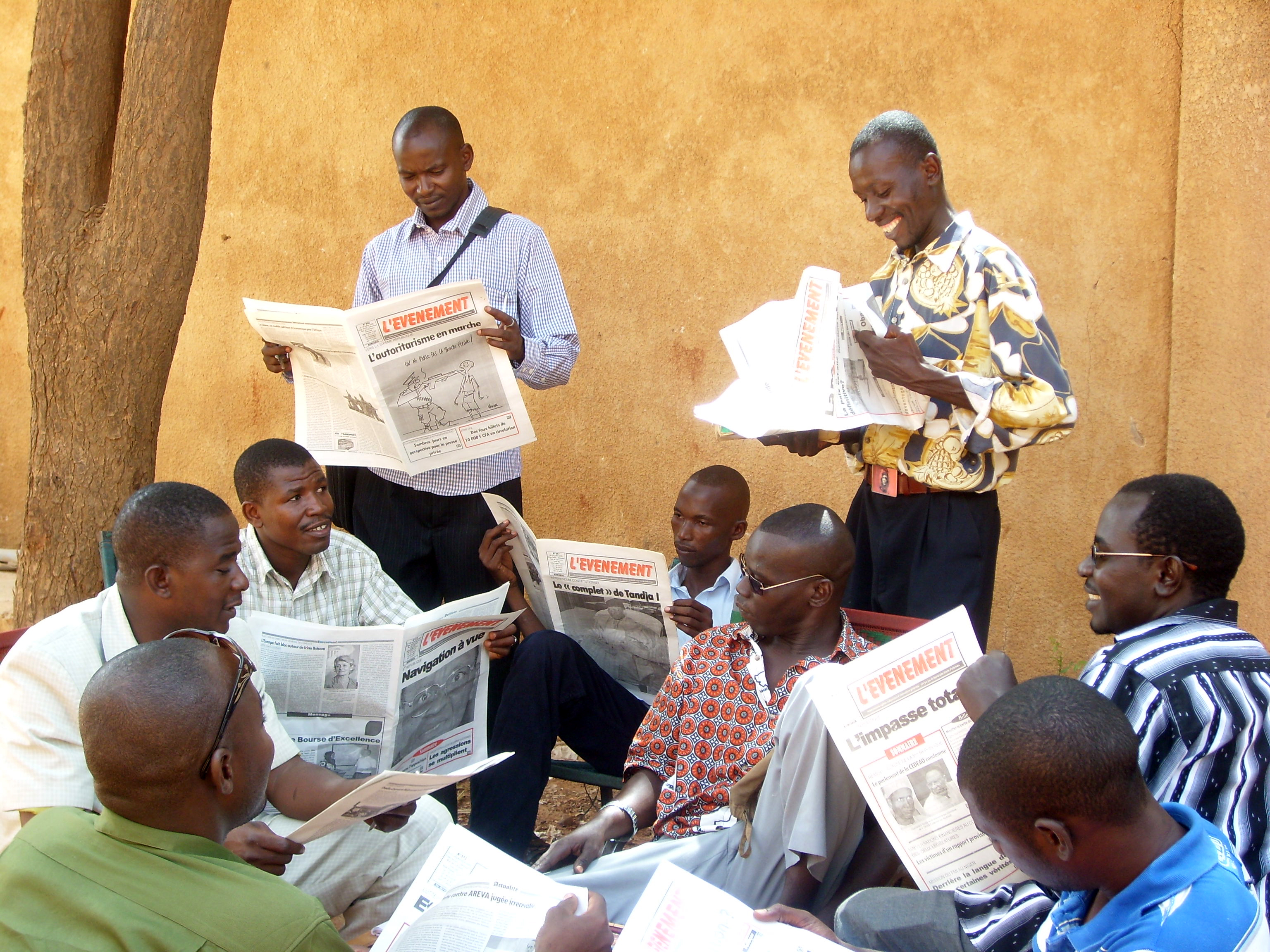 Men in Niamey, Niger, reading newspapers