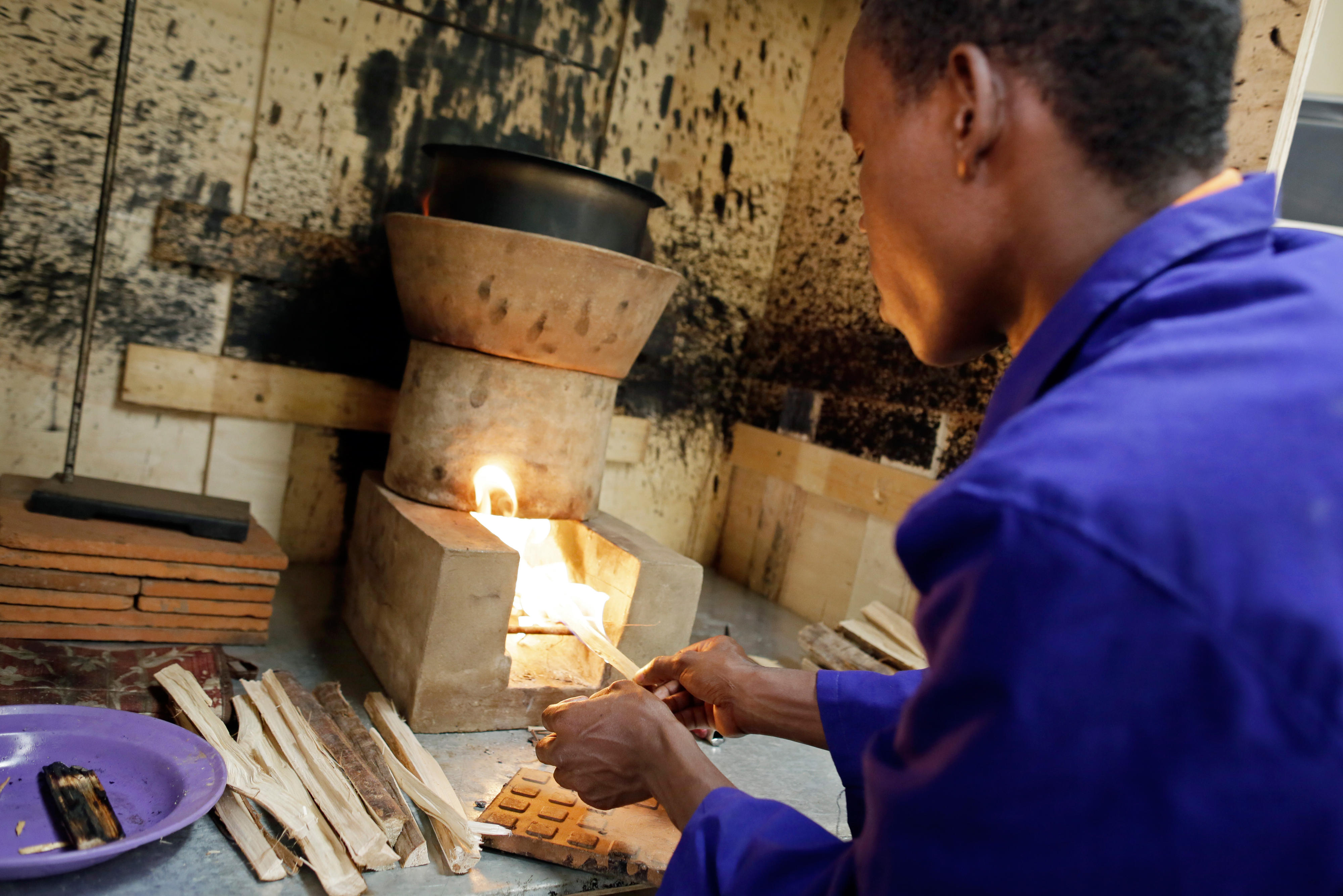 Forscher am Energieforschungszentrum (Centre of Research in Energy and Energy Conservation) an der Universität Makerere in Kampala, Uganda. Hier testen die Forscher die Energieeffizienz von Holzfeueröfen.