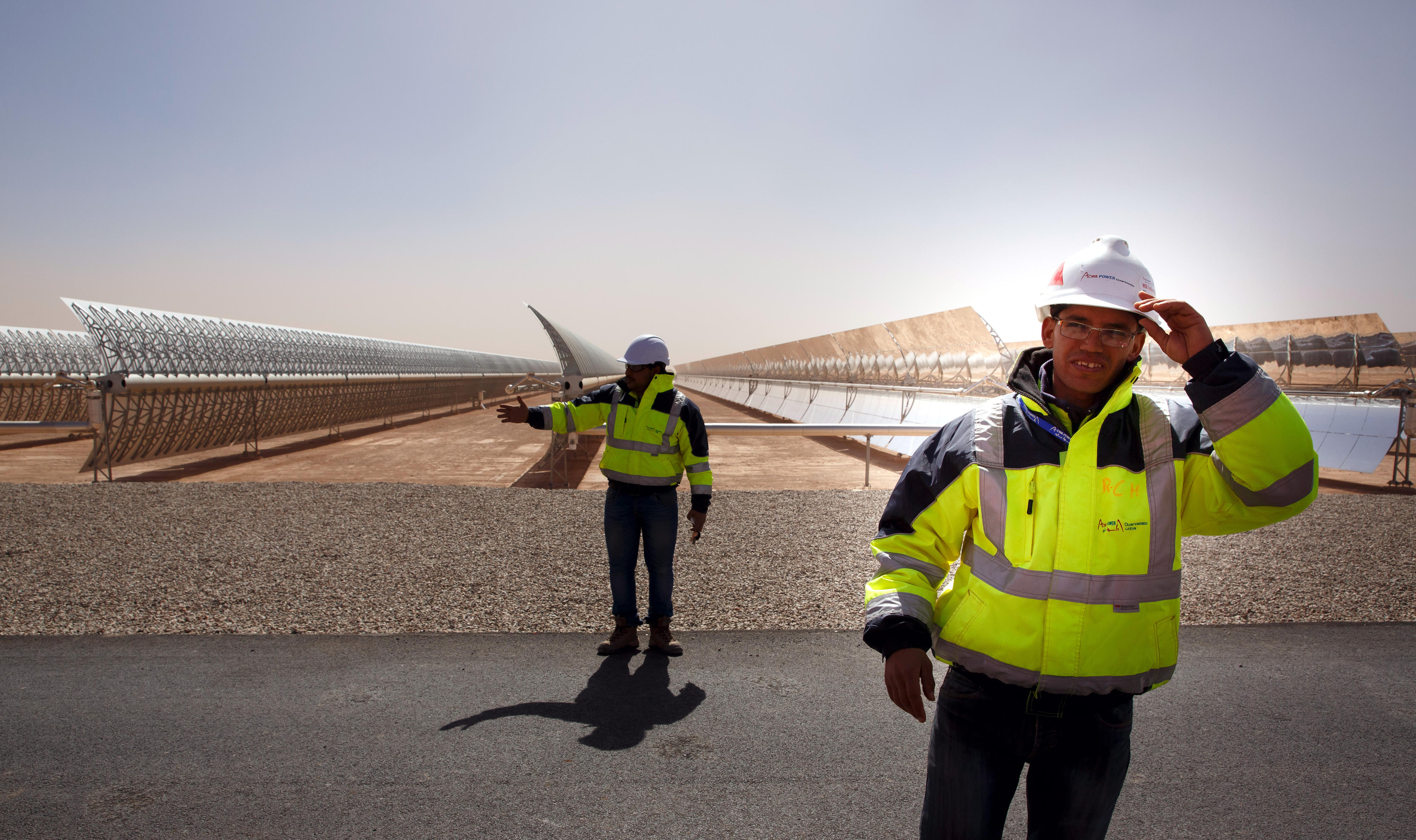 Mitarbeiter der Solarkraftanlage in Ouarzazate, dem zurzeit größten Solarkraftwerk der Welt