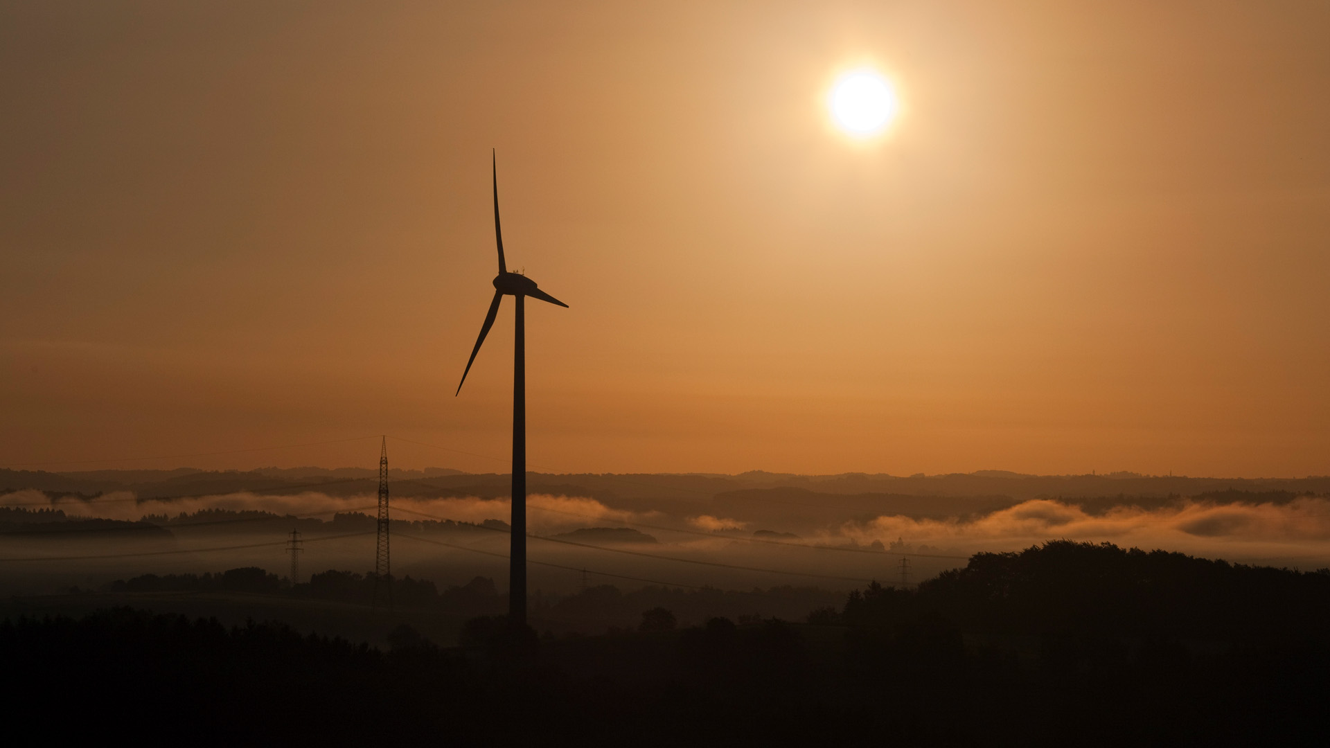 Windkraftrad beim Sonnenaufgang