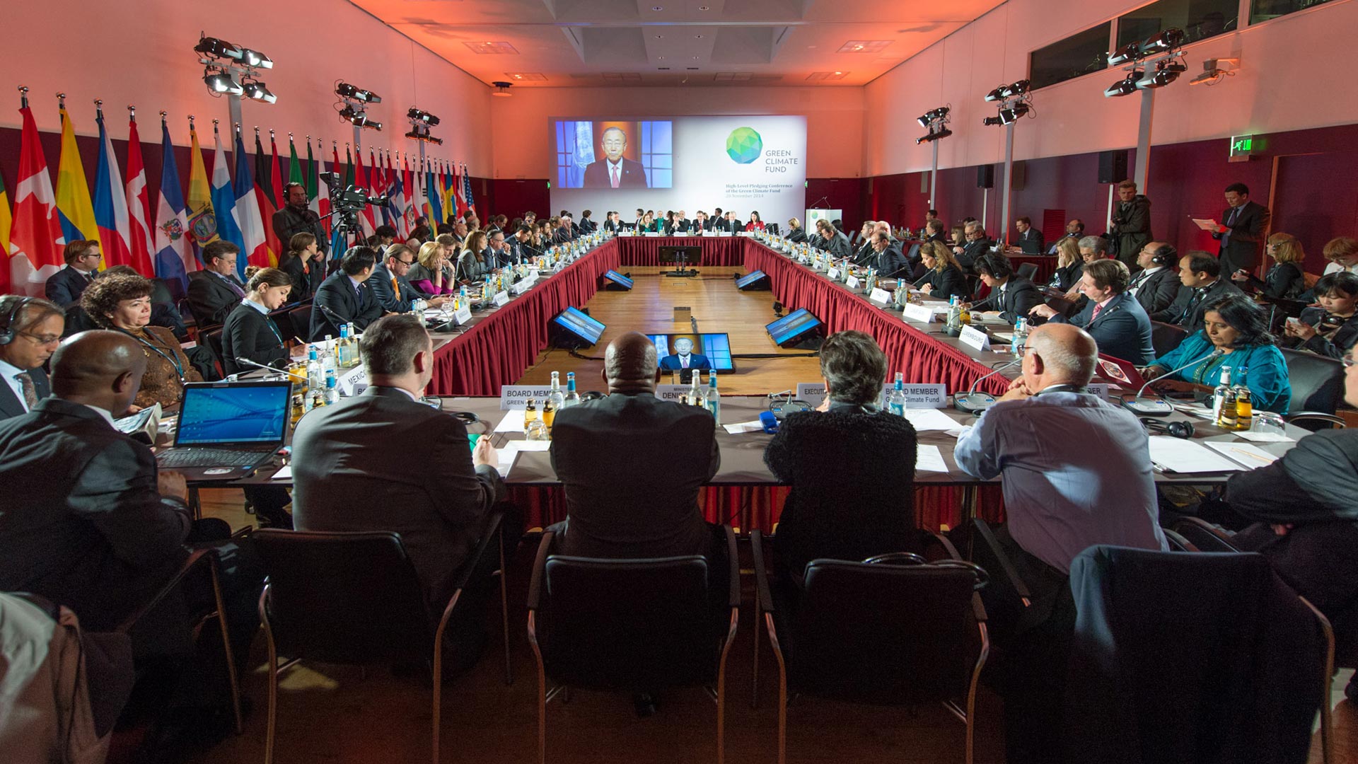Sitzungssaal der internationalen Geberkonferenz des Grünen Klimafonds, deren Gastgeber die Bundesregierung am 20.11.2014 in Berlin war
