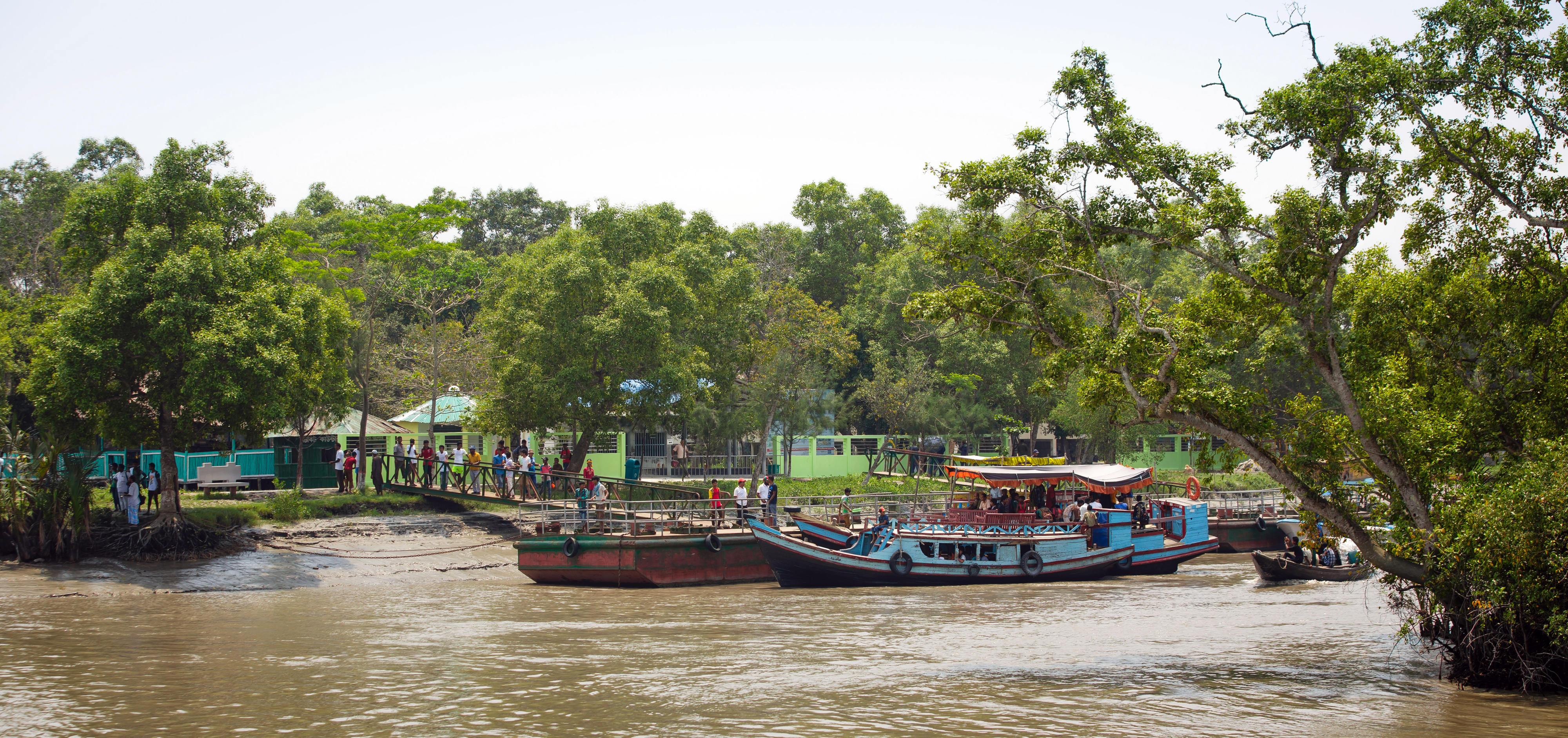 Schiffe am Ufer nahe des weltgrössten Mangrovenwaldes (Sundarbans) nahe der Stadt Mongla, im Südwesten von Bangladesch
