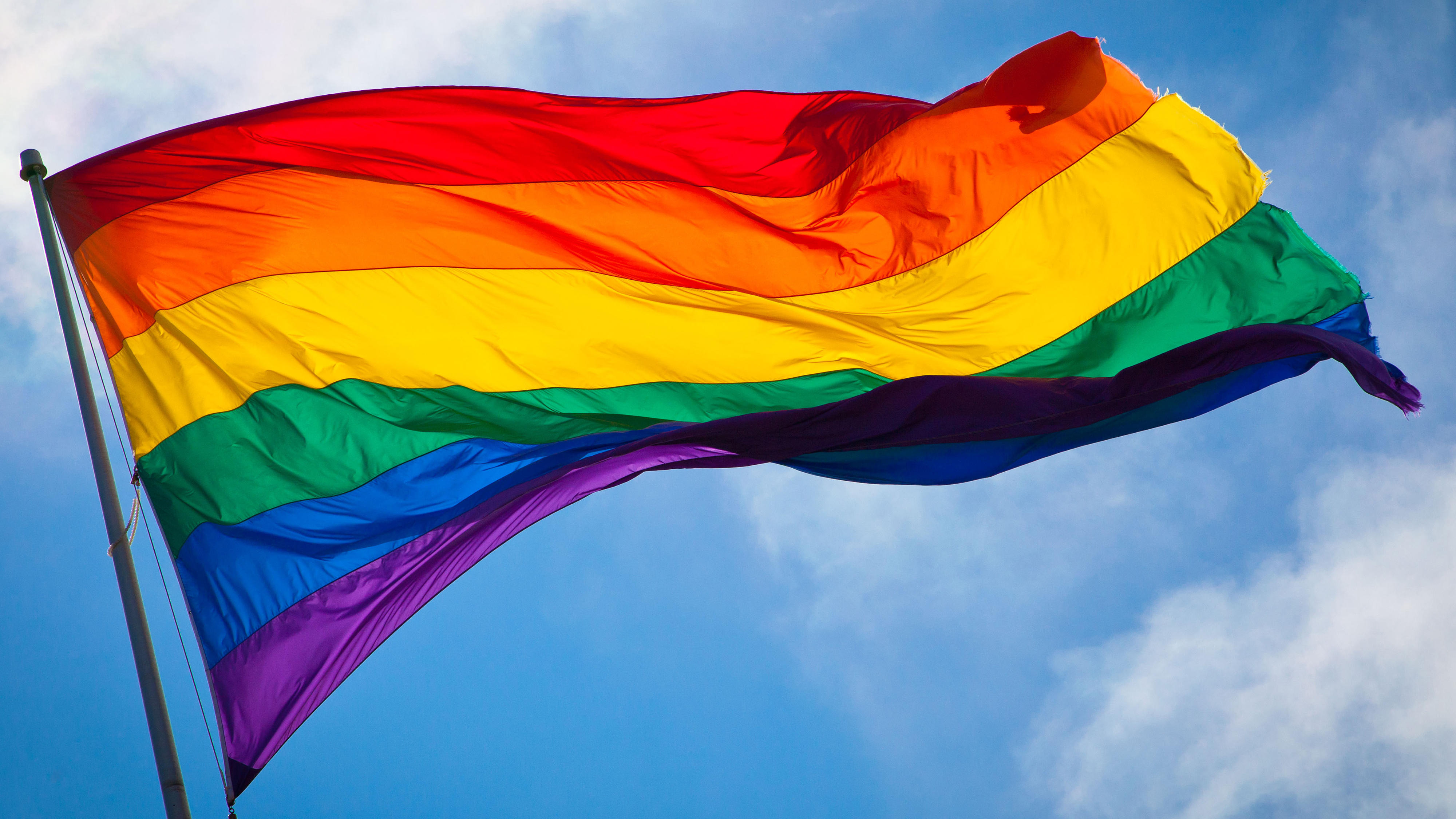 Eine Regenbogenfahne, sie ist ein wichtiges Symbol der LSBTI-Bewegung