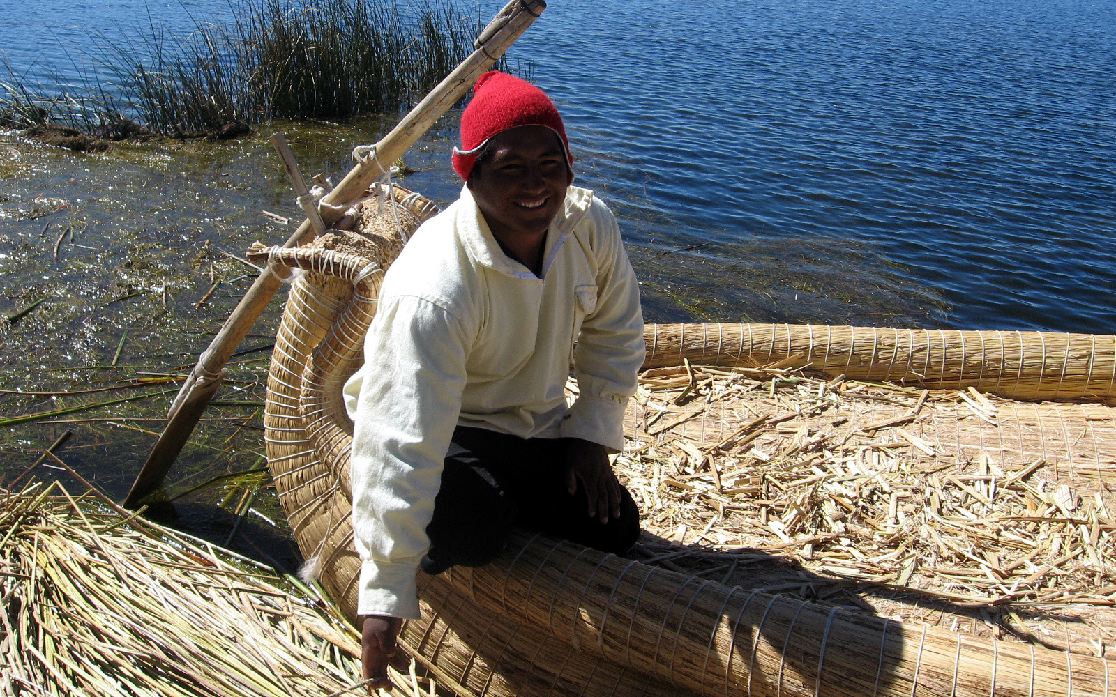 Ein Fischer in einem traditionellen Schilfboot (Uros-Inseln, peruanischer Teil des Titicacasees)