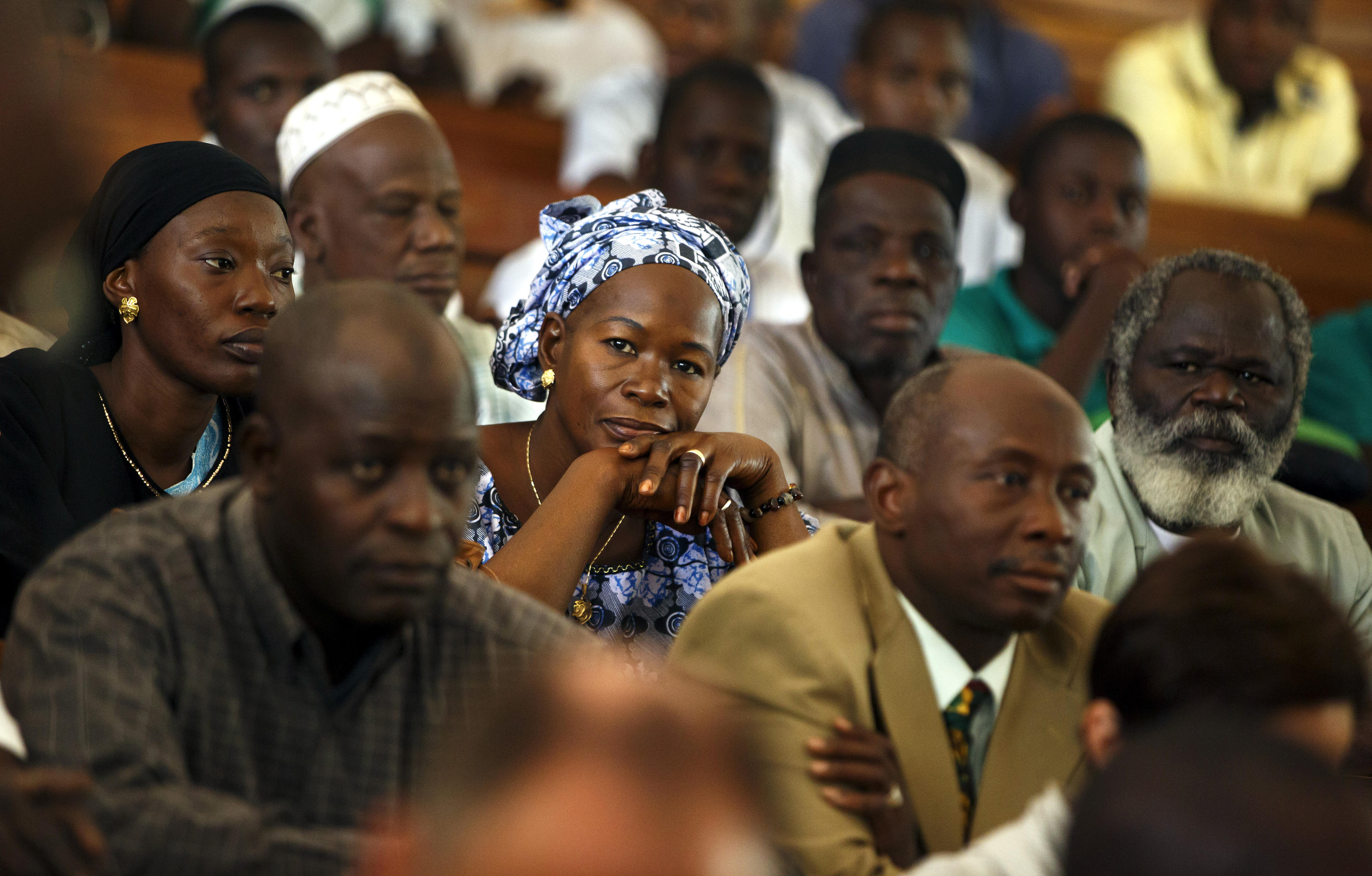 Bild aus einem Hörsaal des Instituts für angewandte Agrarforschung und Ausbildung in Katibougou, Mali. In der Bildmitte zwei Frauen, um sie herum Männer