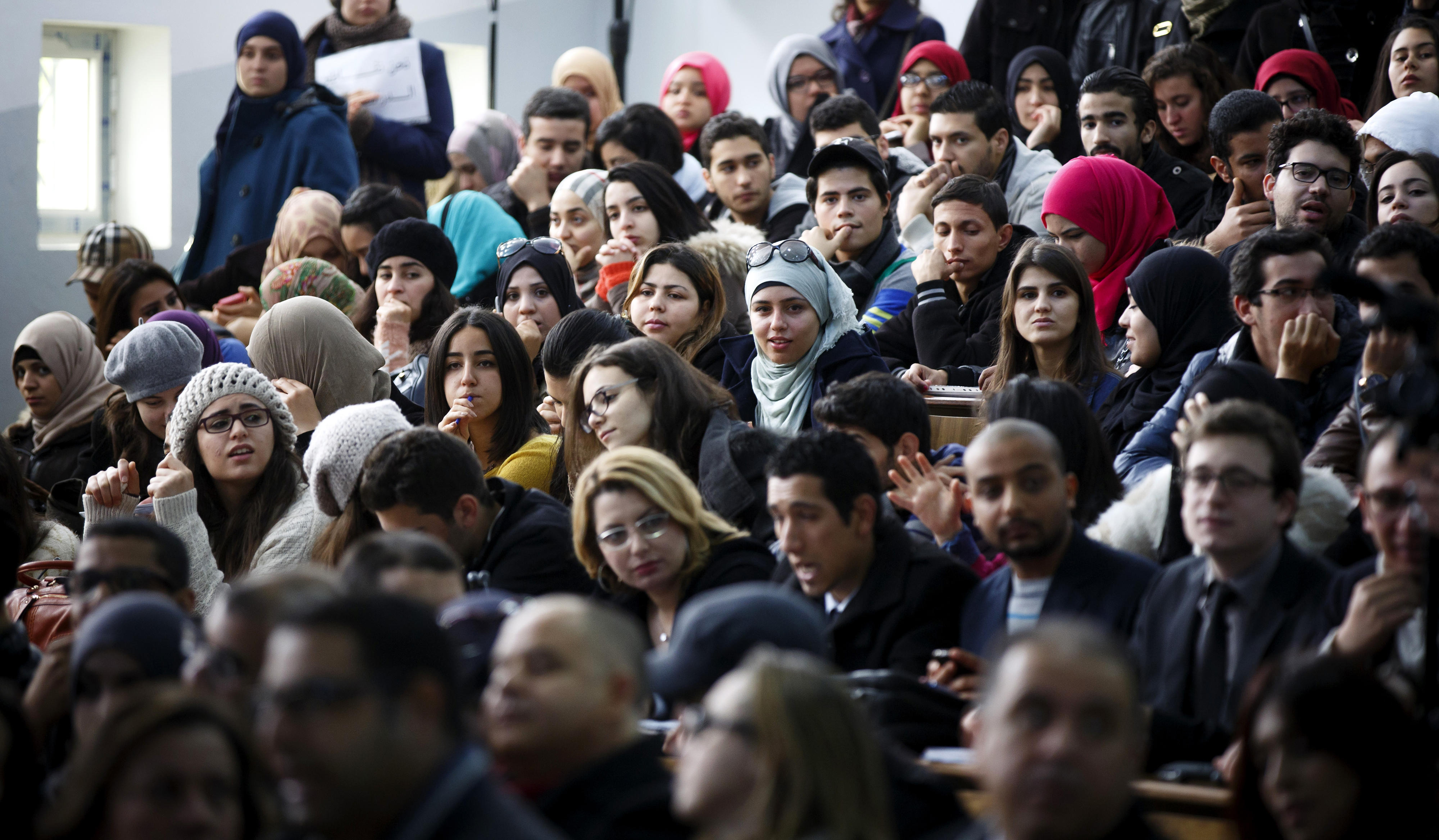 Studierende sitzen in einem Hörsaal der Universität Tunis El Manar