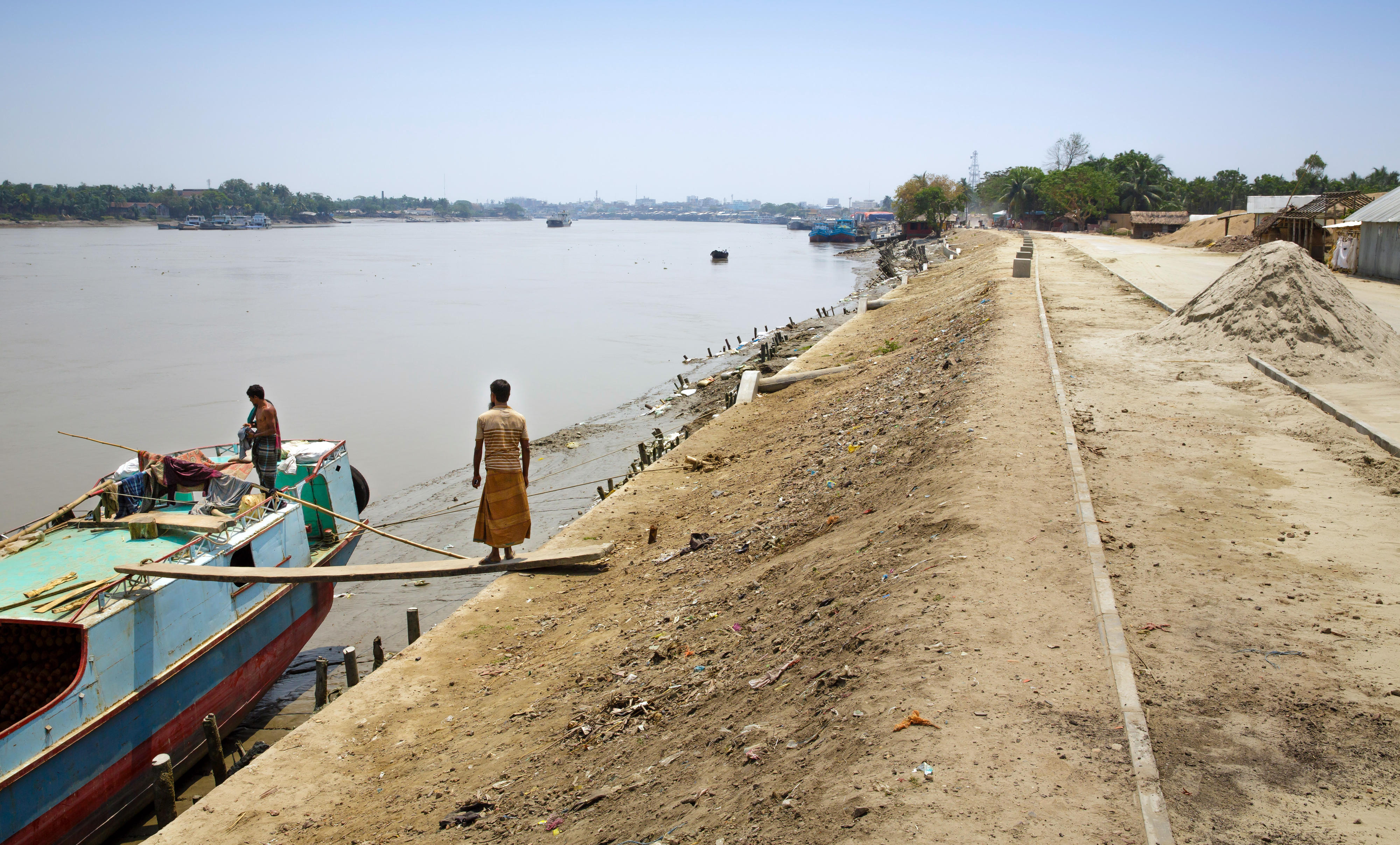 Dammstraße zum Schutz eines Wohnviertels am Hafen von Khulna in Bangladesch