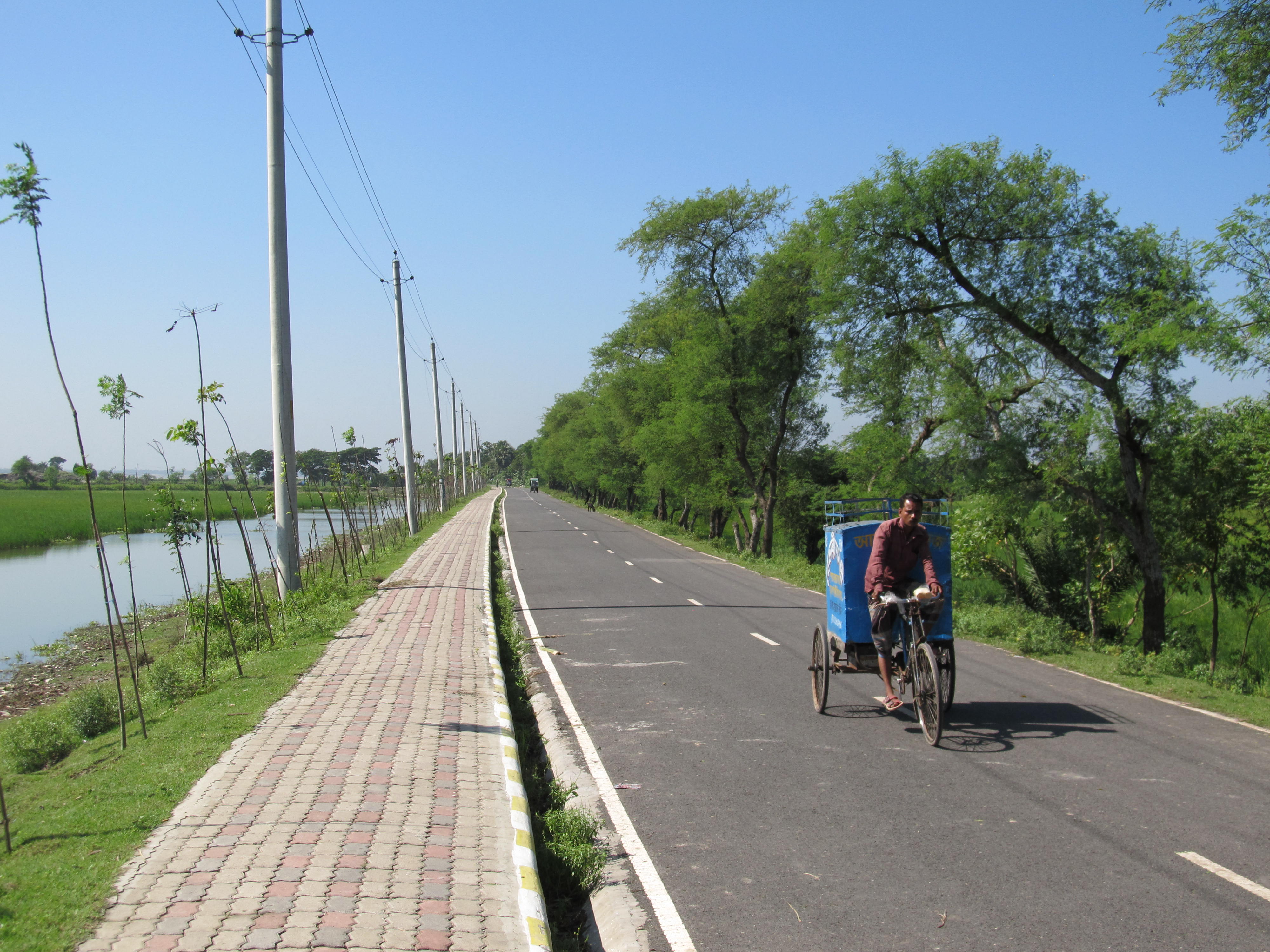 Rikscha-Fahrer auf der fertiggestellten Umgehungsstraße in Khulna, Bangladesch