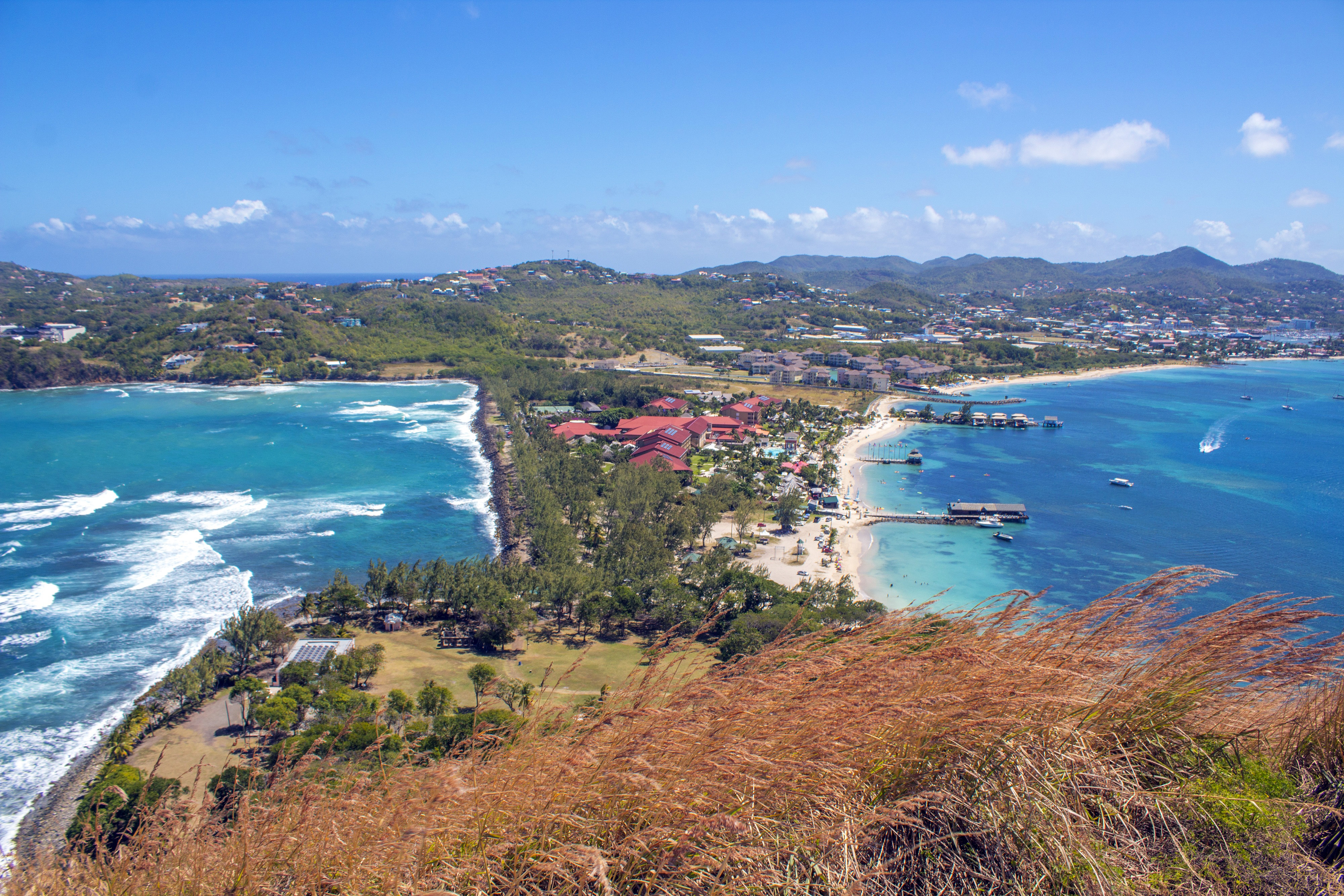 Blick auf die Karibikinsel St. Lucia: links der Atlantik, rechts das Karibische Meer