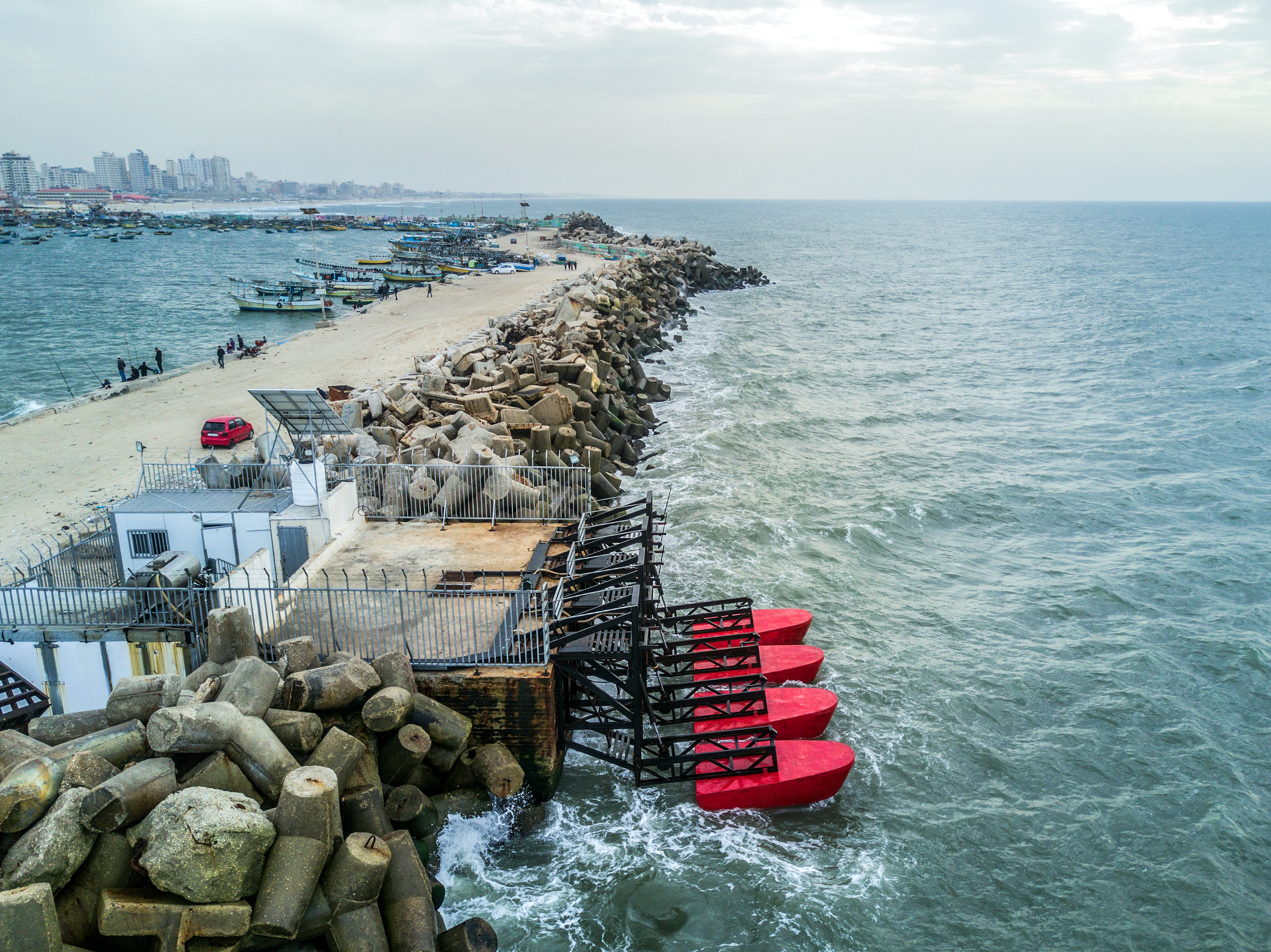 Wave power plant to generate electrical energy from the surf in the fishing port of Gaza