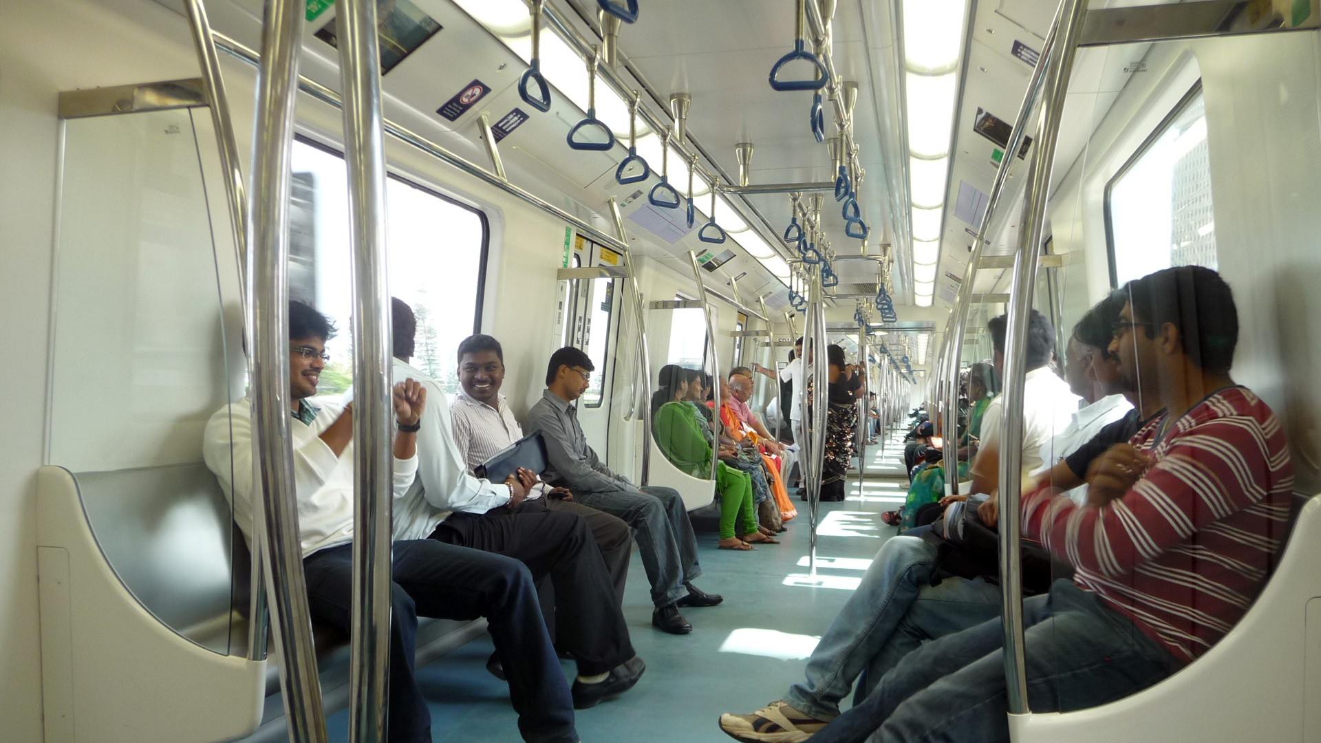 Passagiere in einer Metro in Bangalore, Indien 