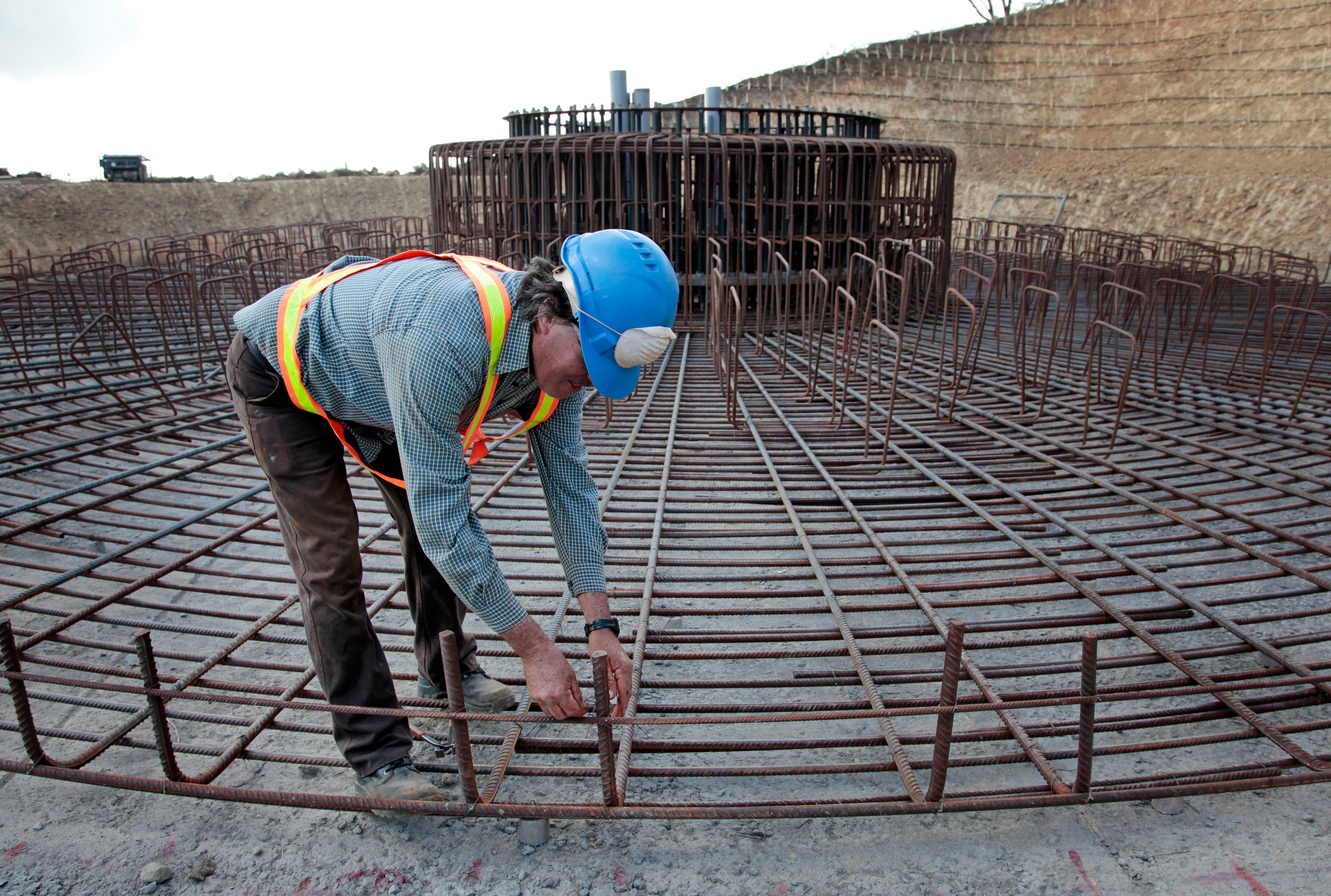 Ein Arbeiter baut an einem Fundament für ein Windkraftrad in San José, Costa Rica.